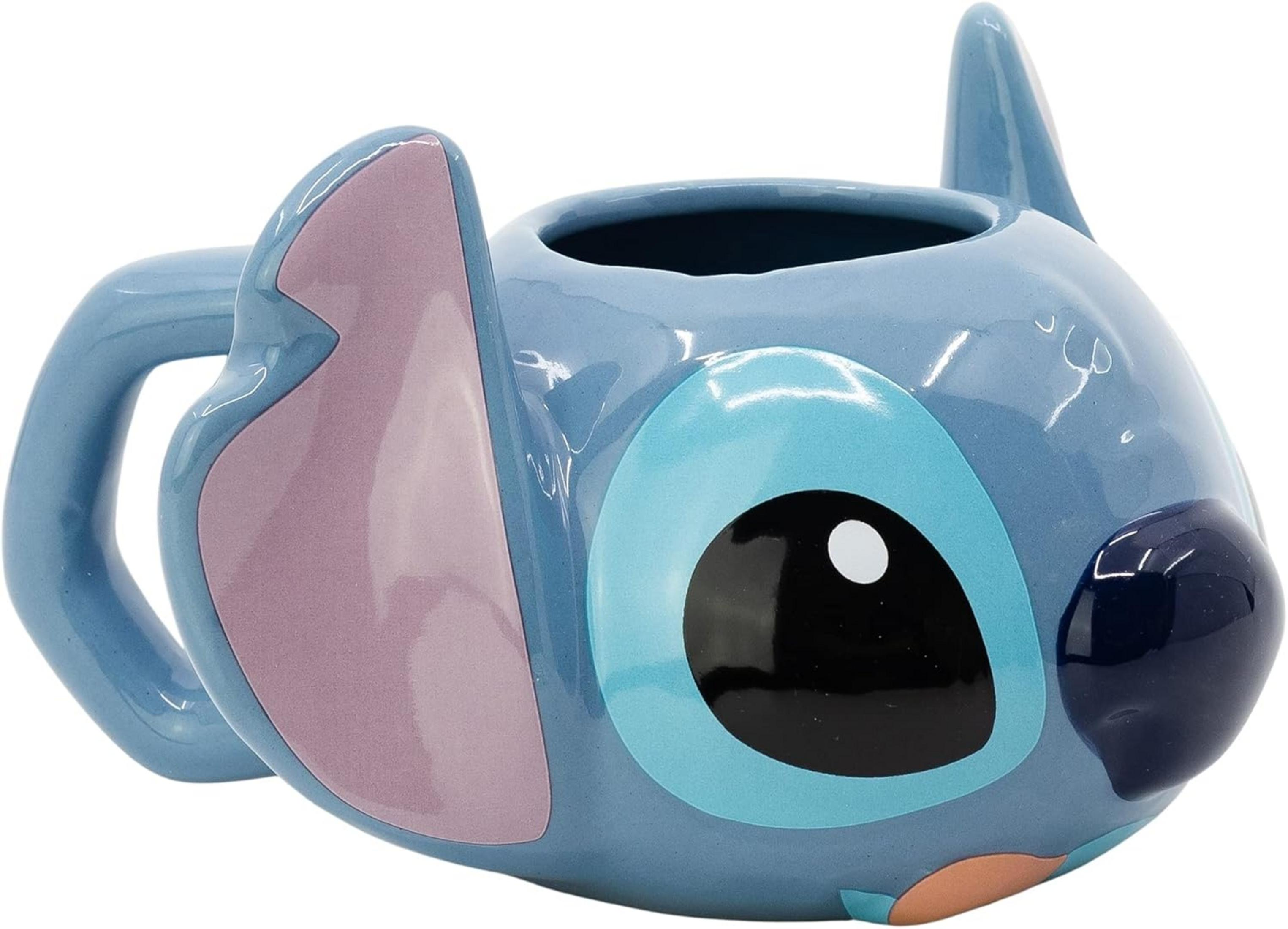 Una taza azul de Stitch con ojo grande y oreja rosa.