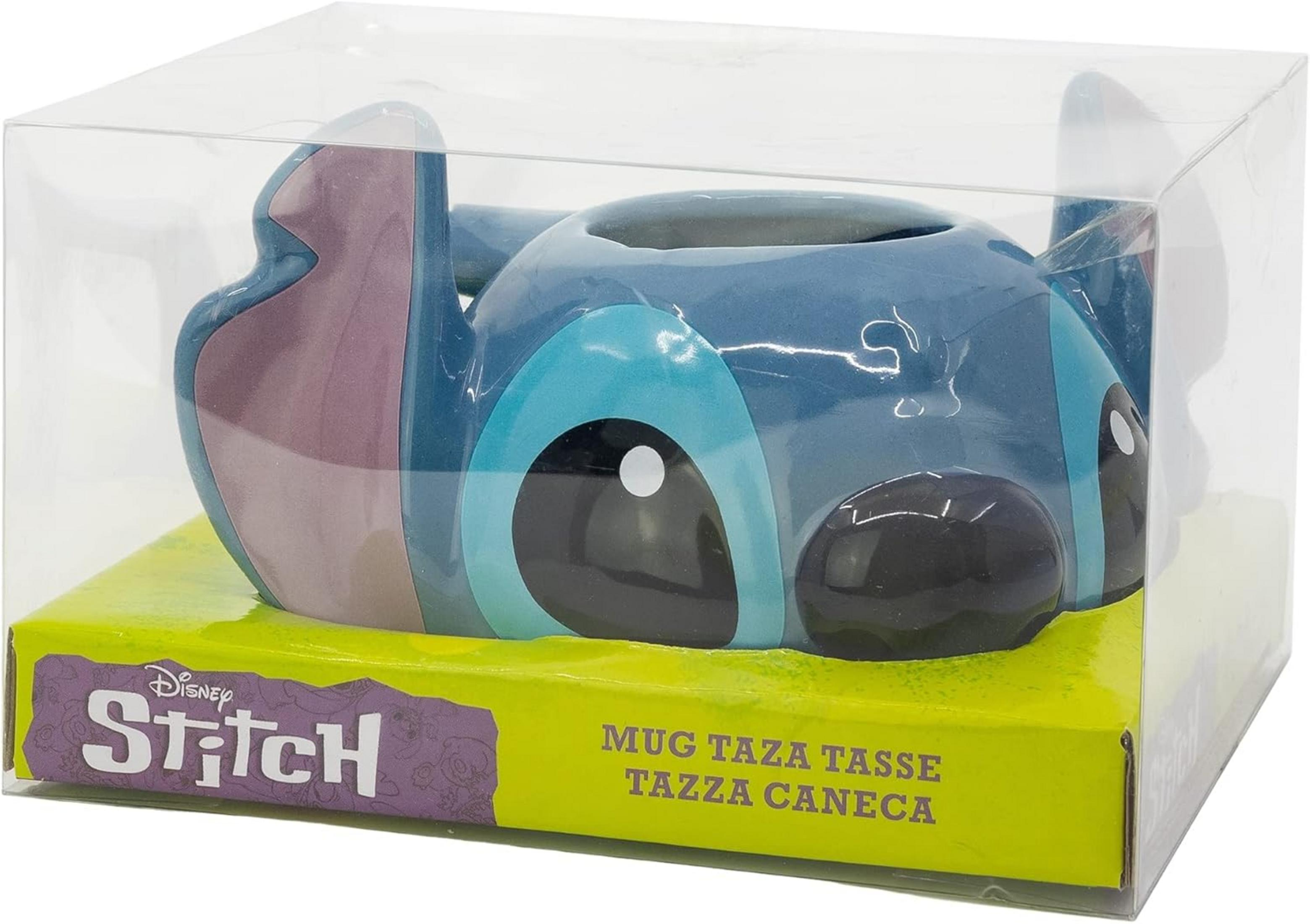 Una taza azul de Stitch en caja transparente con base amarilla.