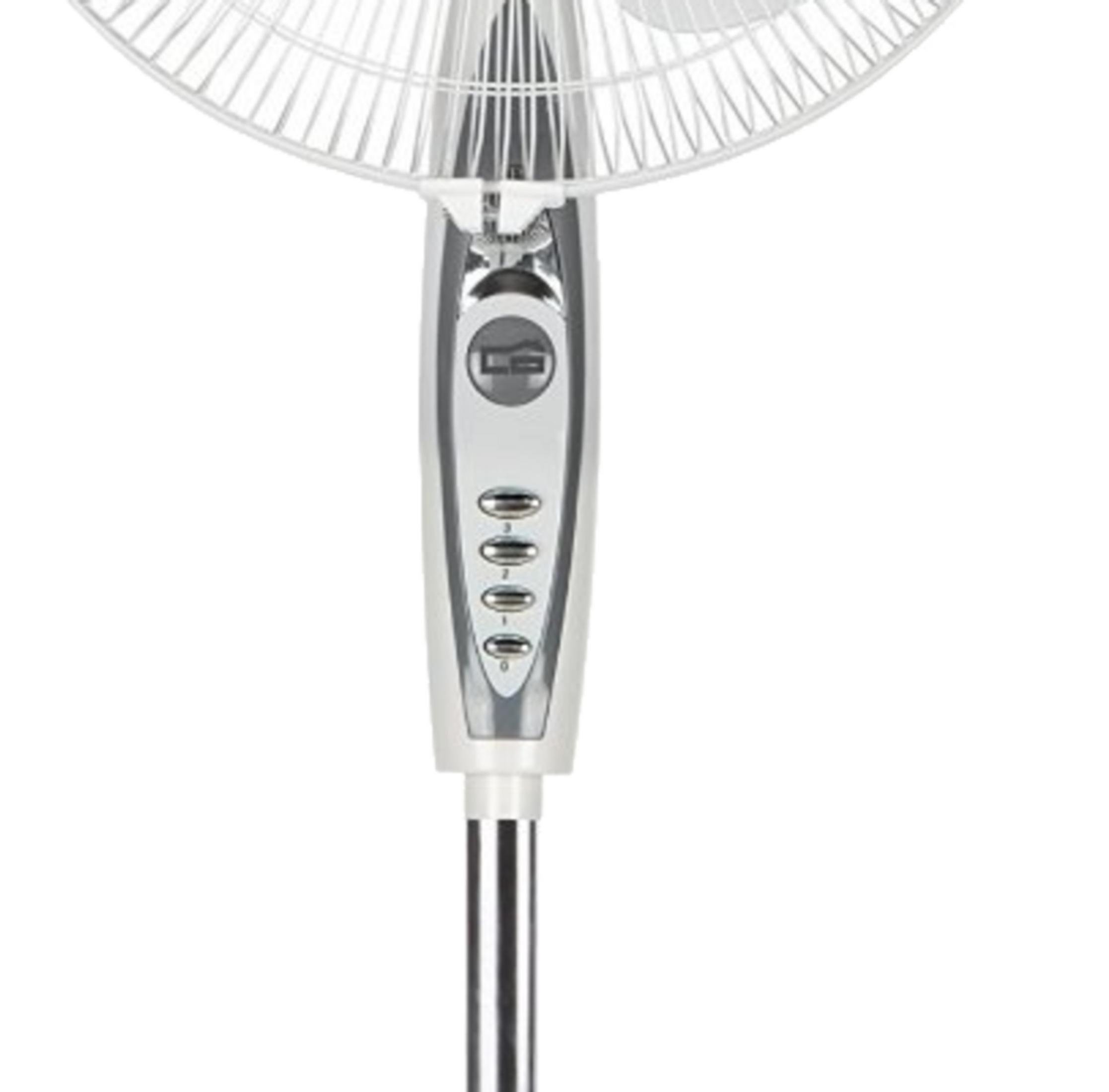 Un ventilatore da terra bianco con accenti argentati e pulsanti.