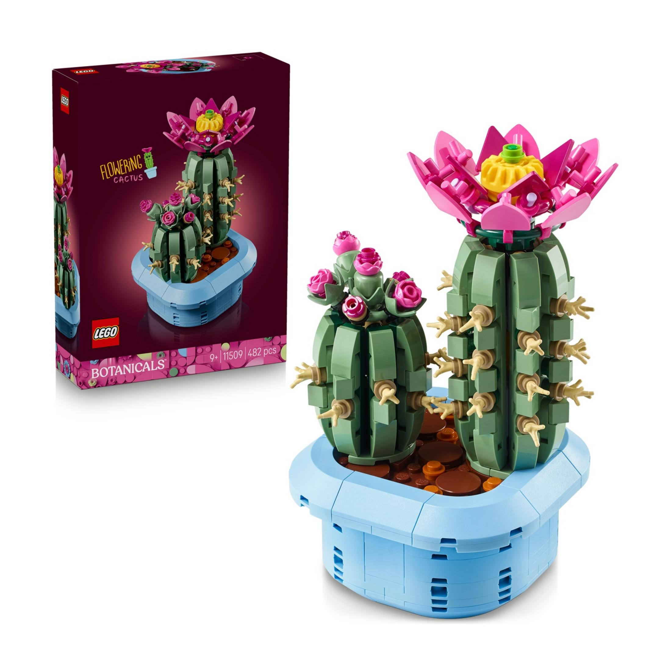 Un modelo LEGO de cactus en flor en una maceta azul junto a su embalaje.