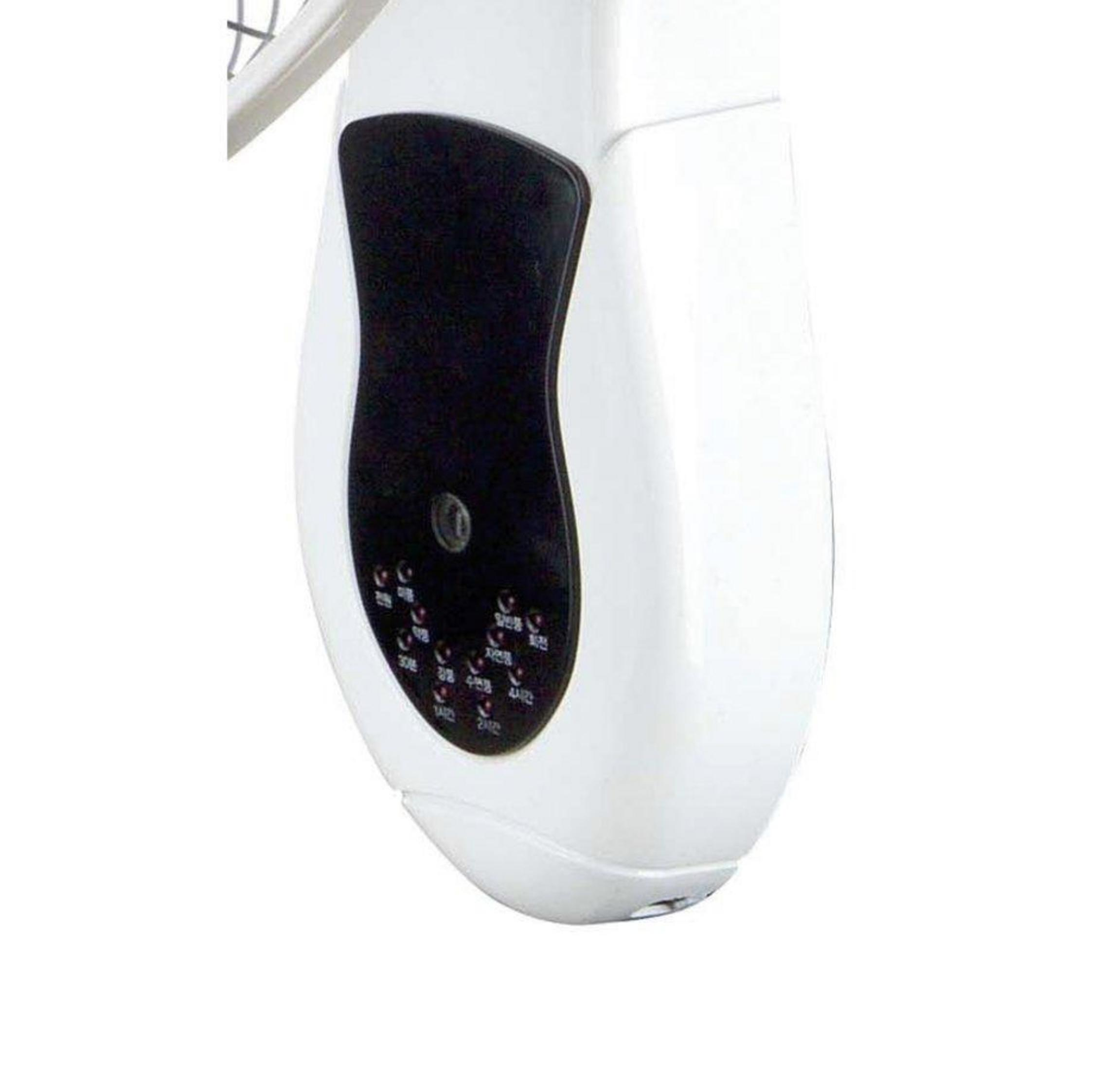 Un dispositivo bianco con pannello di controllo e pulsanti neri.
