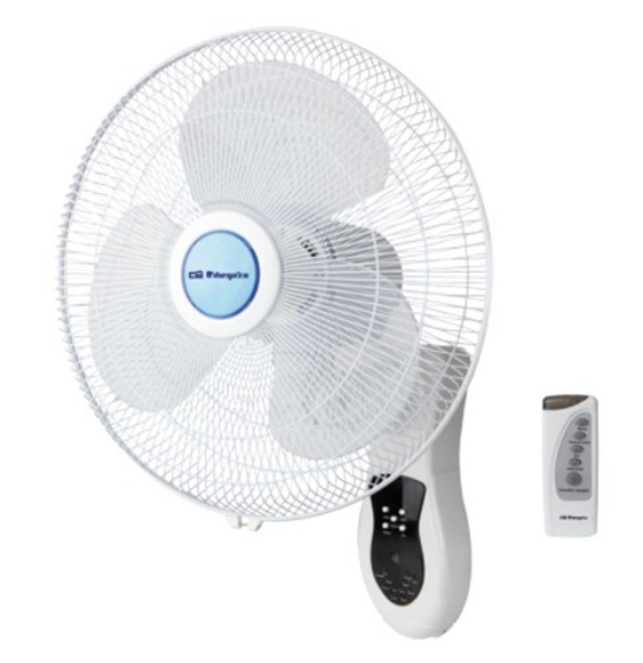 Un ventilatore da parete bianco con telecomando.