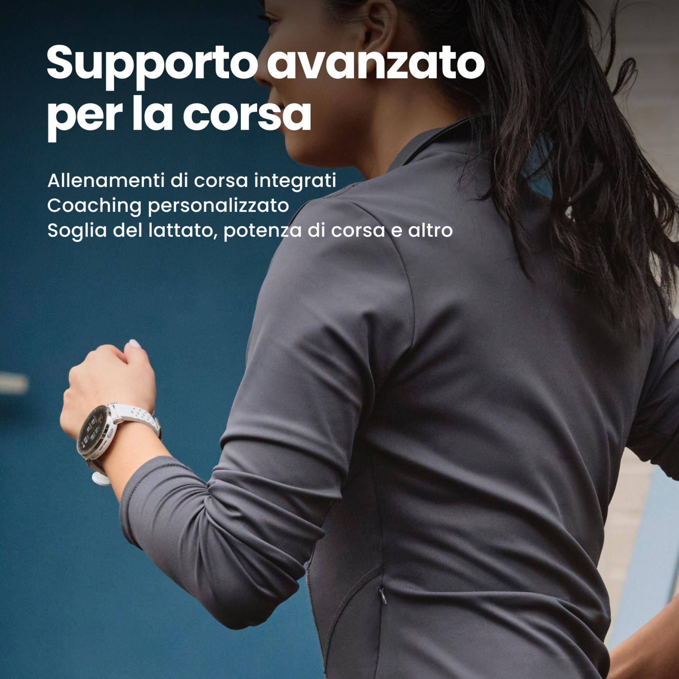 Donna con smartwatch indossa abbigliamento sportivo su sfondo blu.