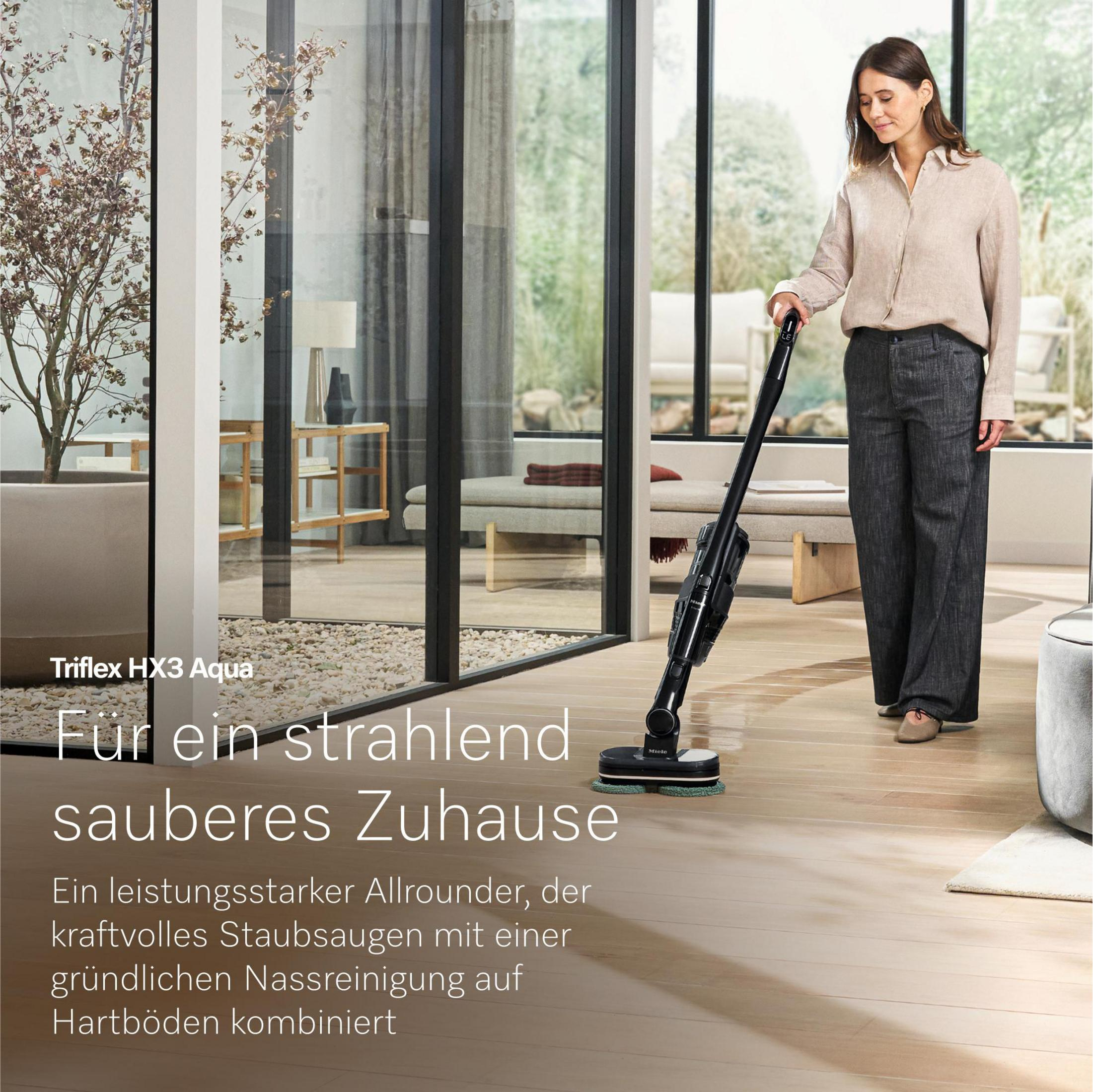 Frau saugt mit Miele Triflex HX3 Aqua Bodenreiniger in modernem Zuhause.