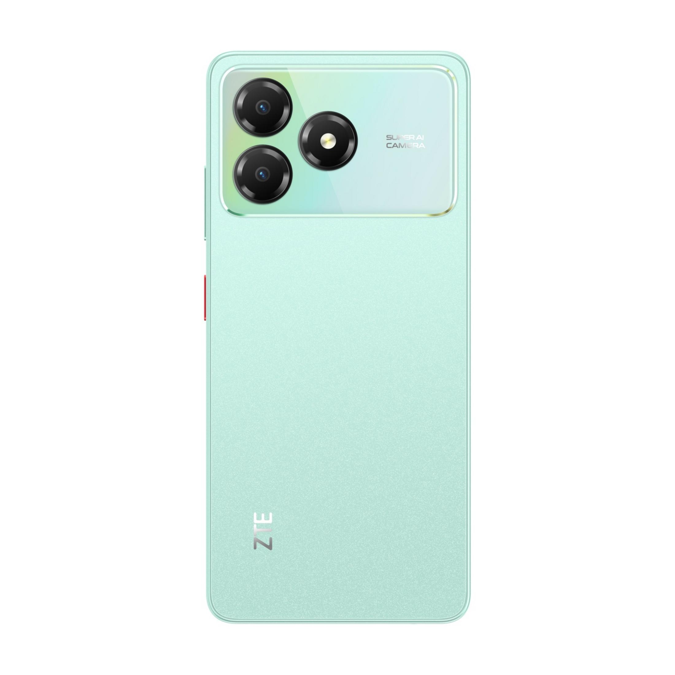 Uno smartphone verde chiaro con tre fotocamere e logo ZTE.