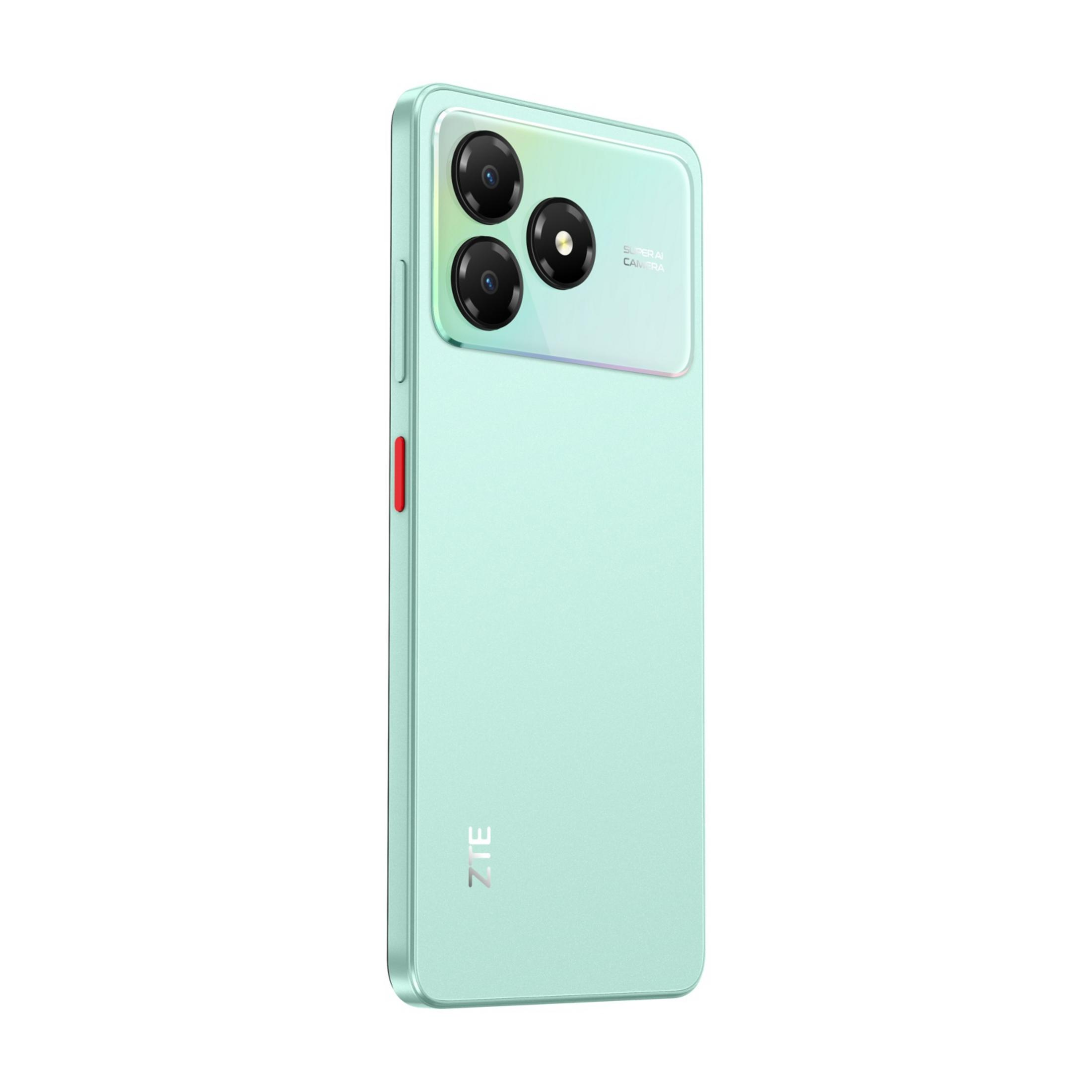 Uno smartphone verde chiaro con tre fotocamere e il logo ZTE.