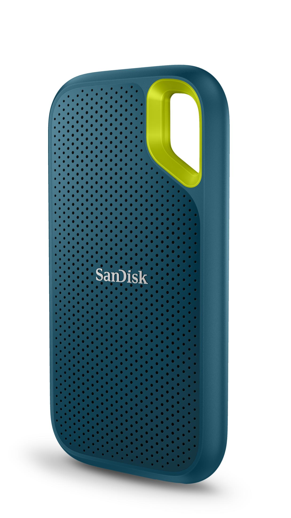 Un SSD portatile SanDisk blu scuro con anello giallo, su sfondo bianco.