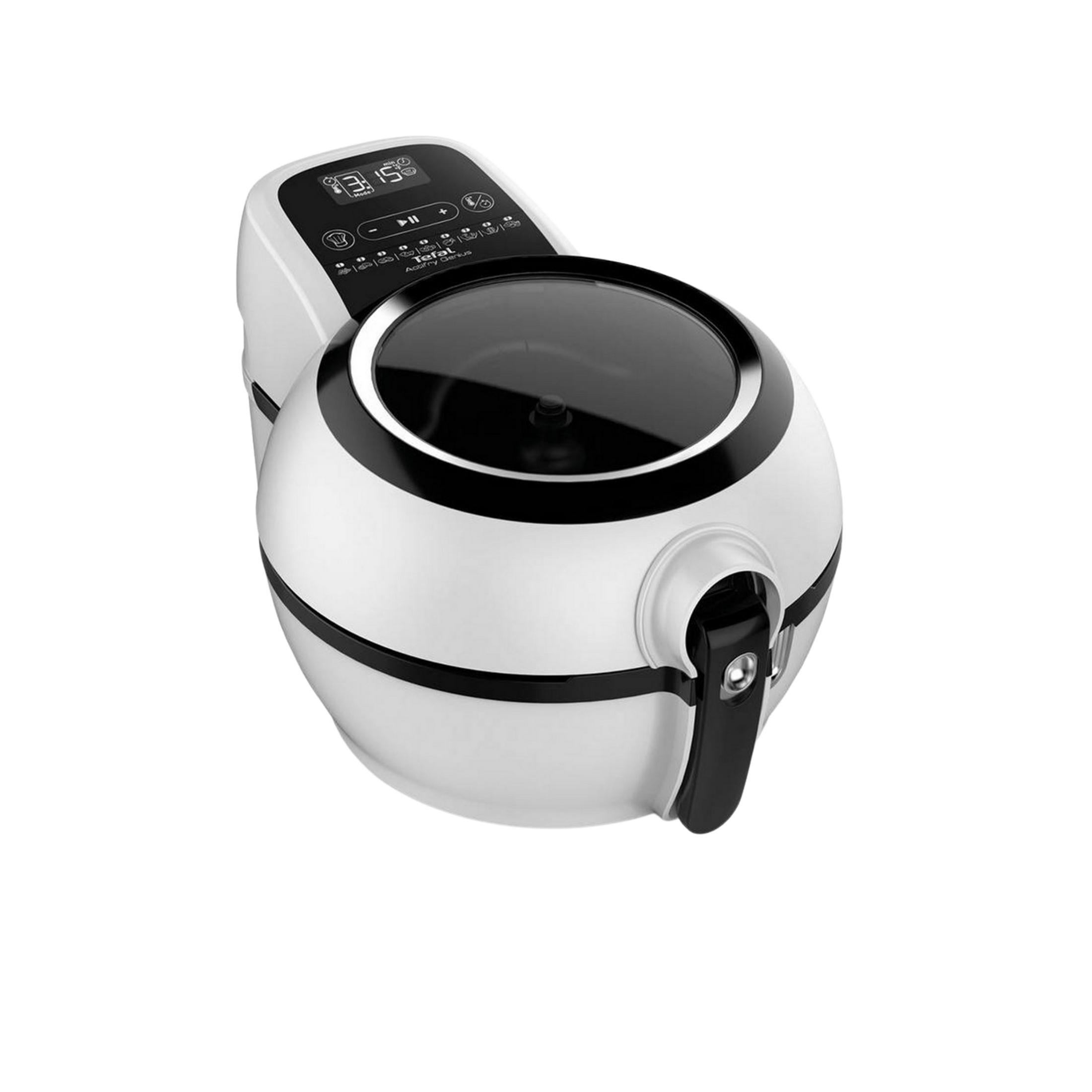 Una friggitrice ad aria bianca Tefal Actifry Genius con coperchio e display neri.