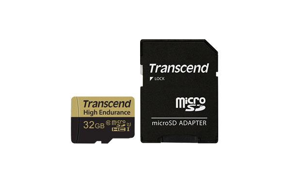 Een Transcend 32GB microSD-adapter en geheugenkaart op witte achtergrond.
