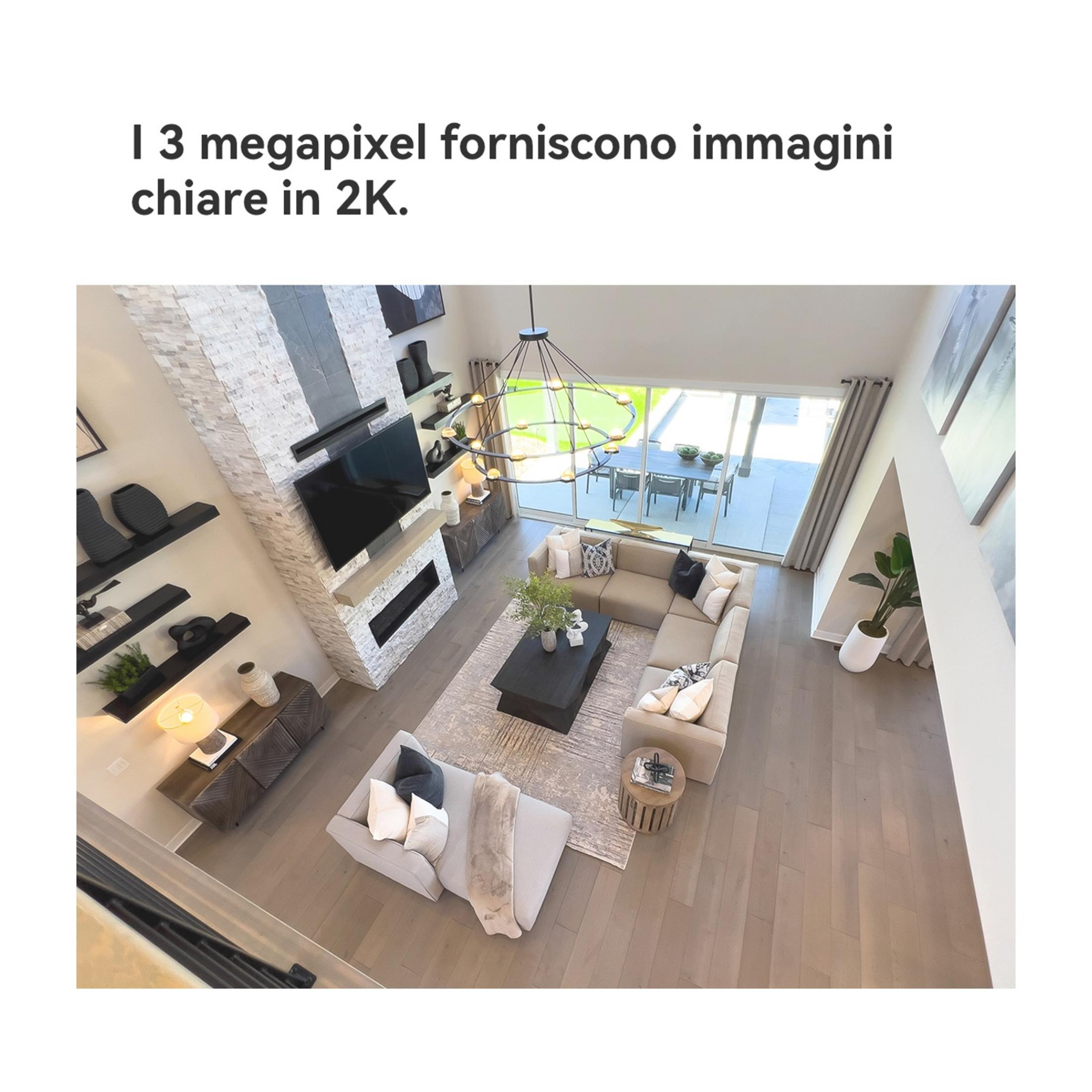 Przestronny salon z beżową sofą narożną, kominkiem, telewizorem i drzwiami tarasowymi.