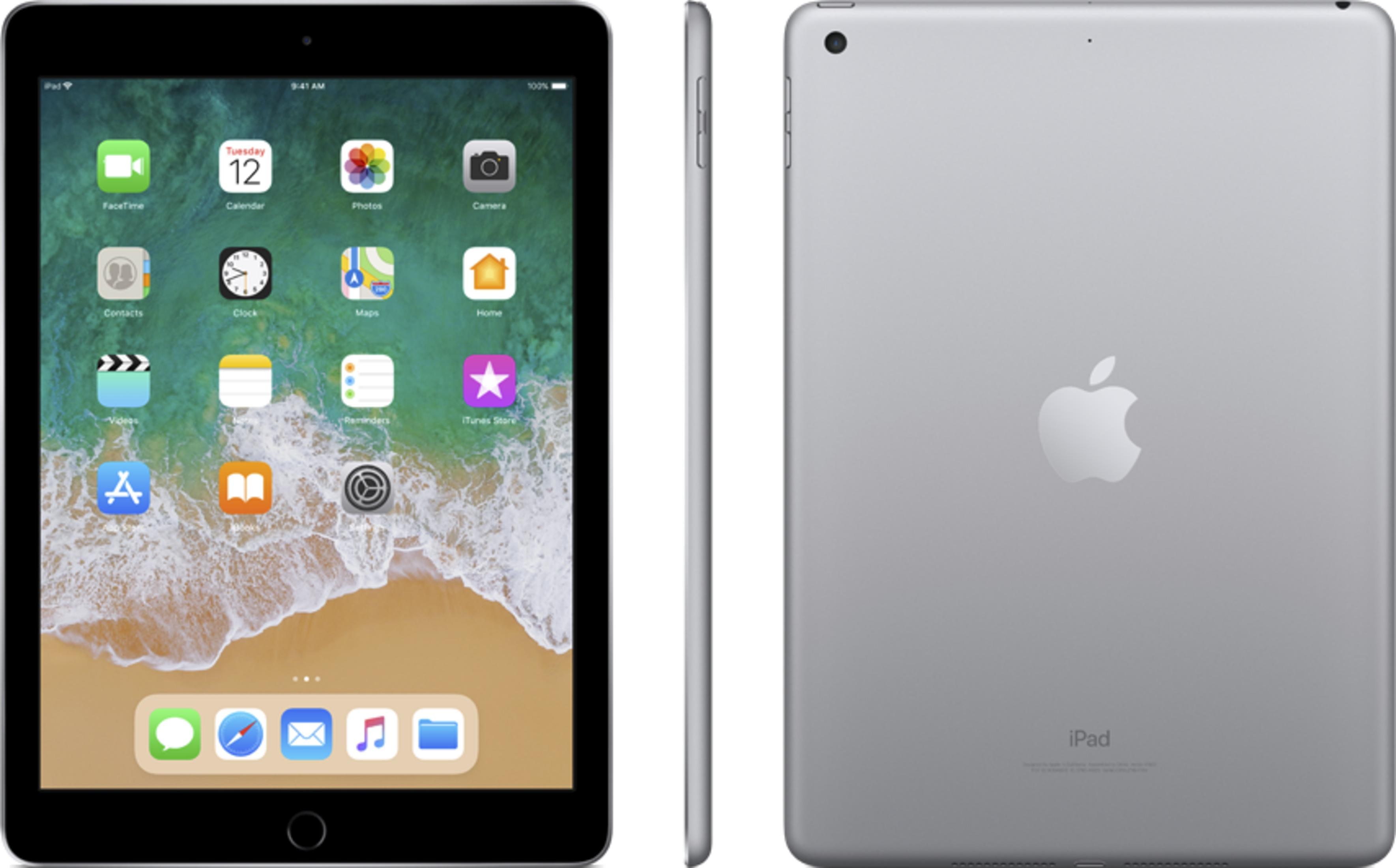iPad plateado con pantalla encendida, mostrando apps, vista trasera visible.