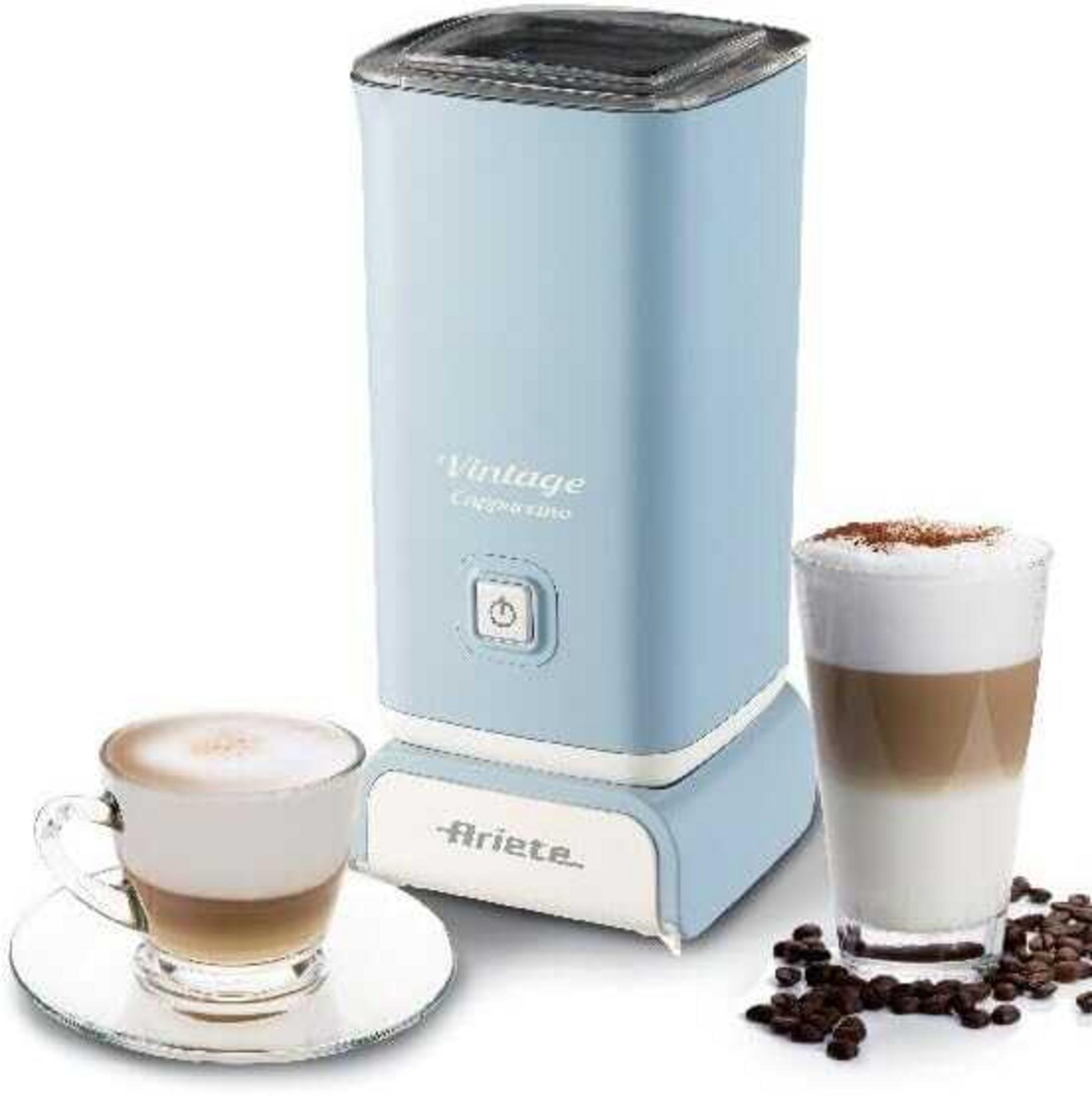 Un montalatte azzurro con un cappuccino e un latte macchiato accanto.