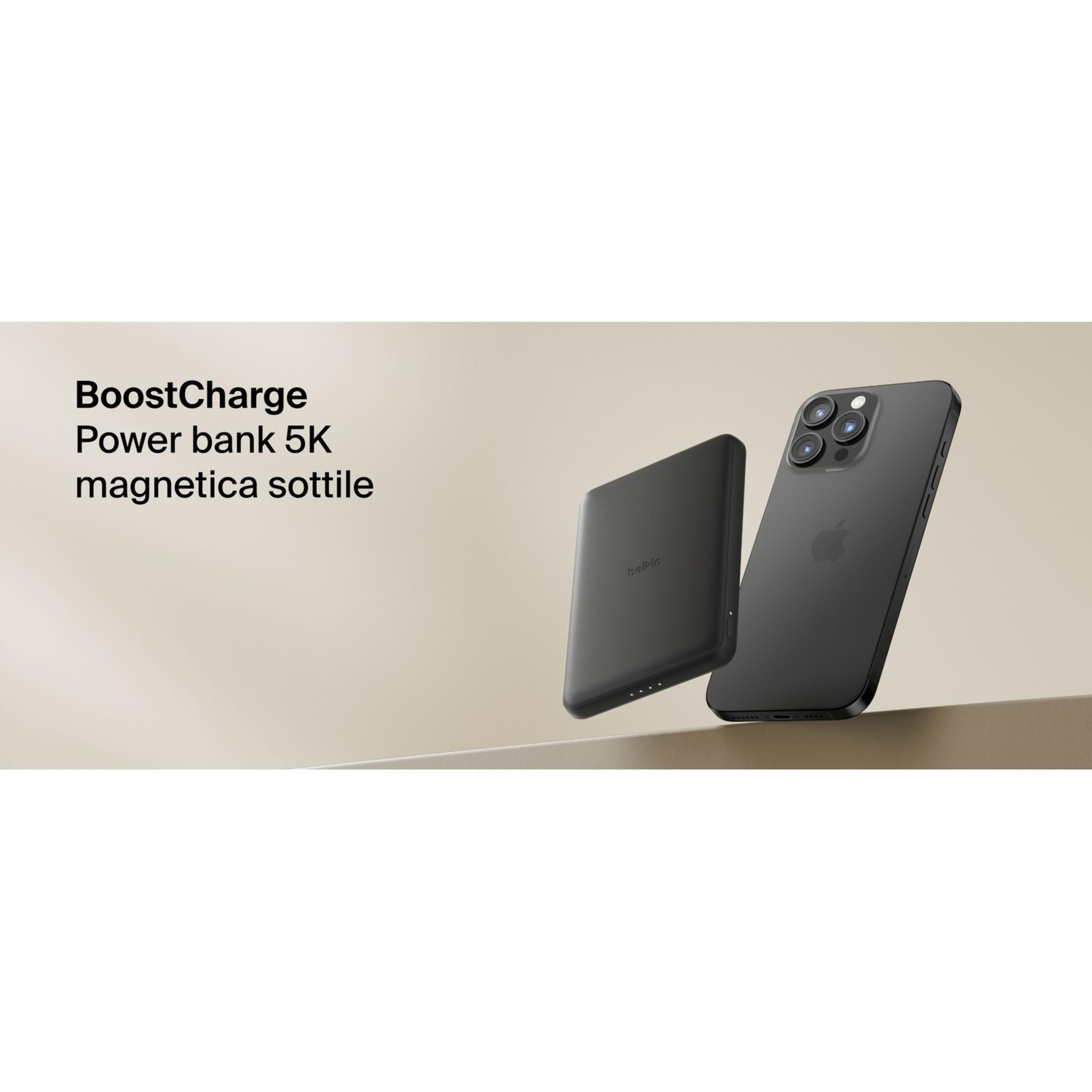 iPhone e power bank neri su superficie chiara. Logo Belkin sulla power bank.
