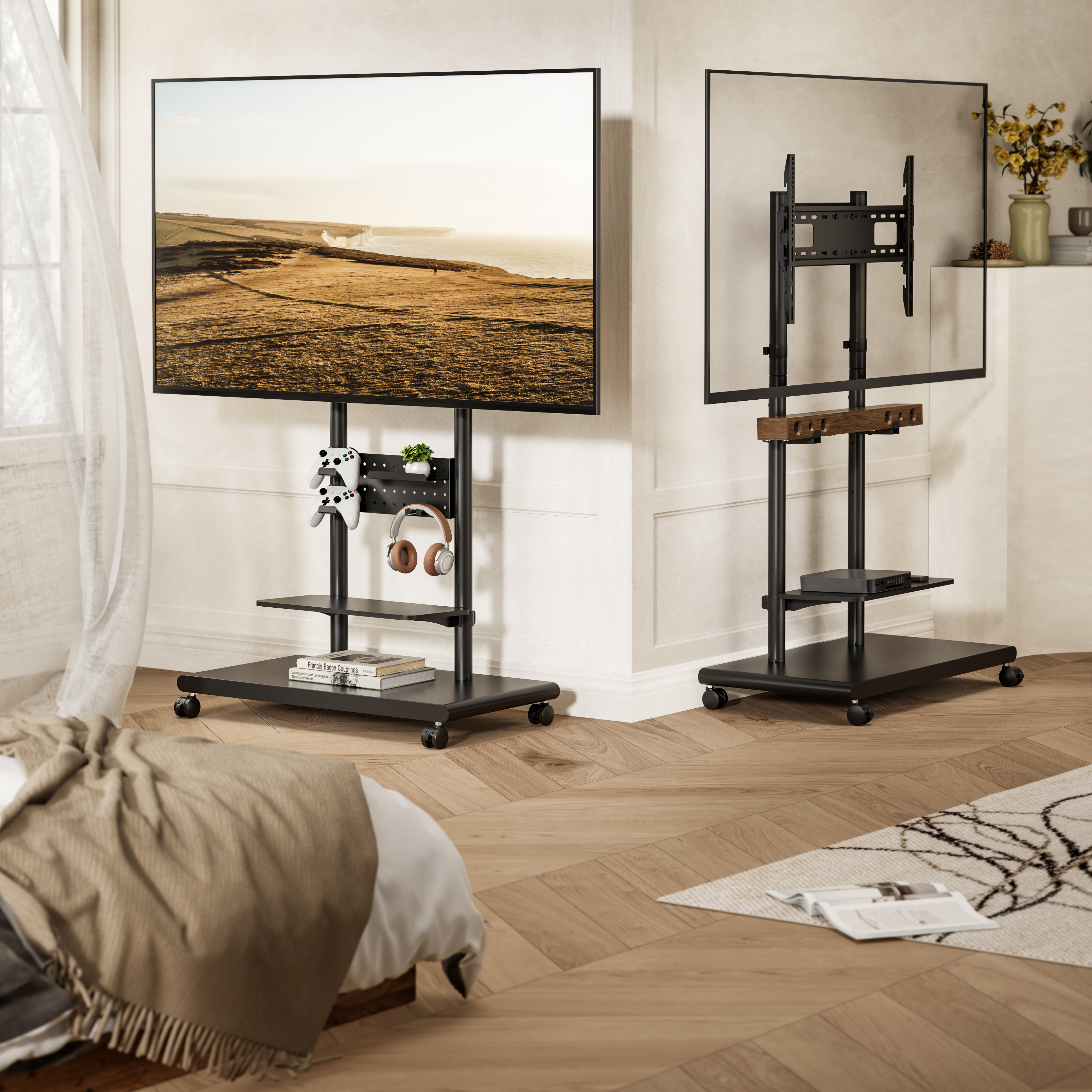 Zwei schwarze TV-Ständer mit Rollen, einer mit Fernseher, Controller und Kopfhörern.
