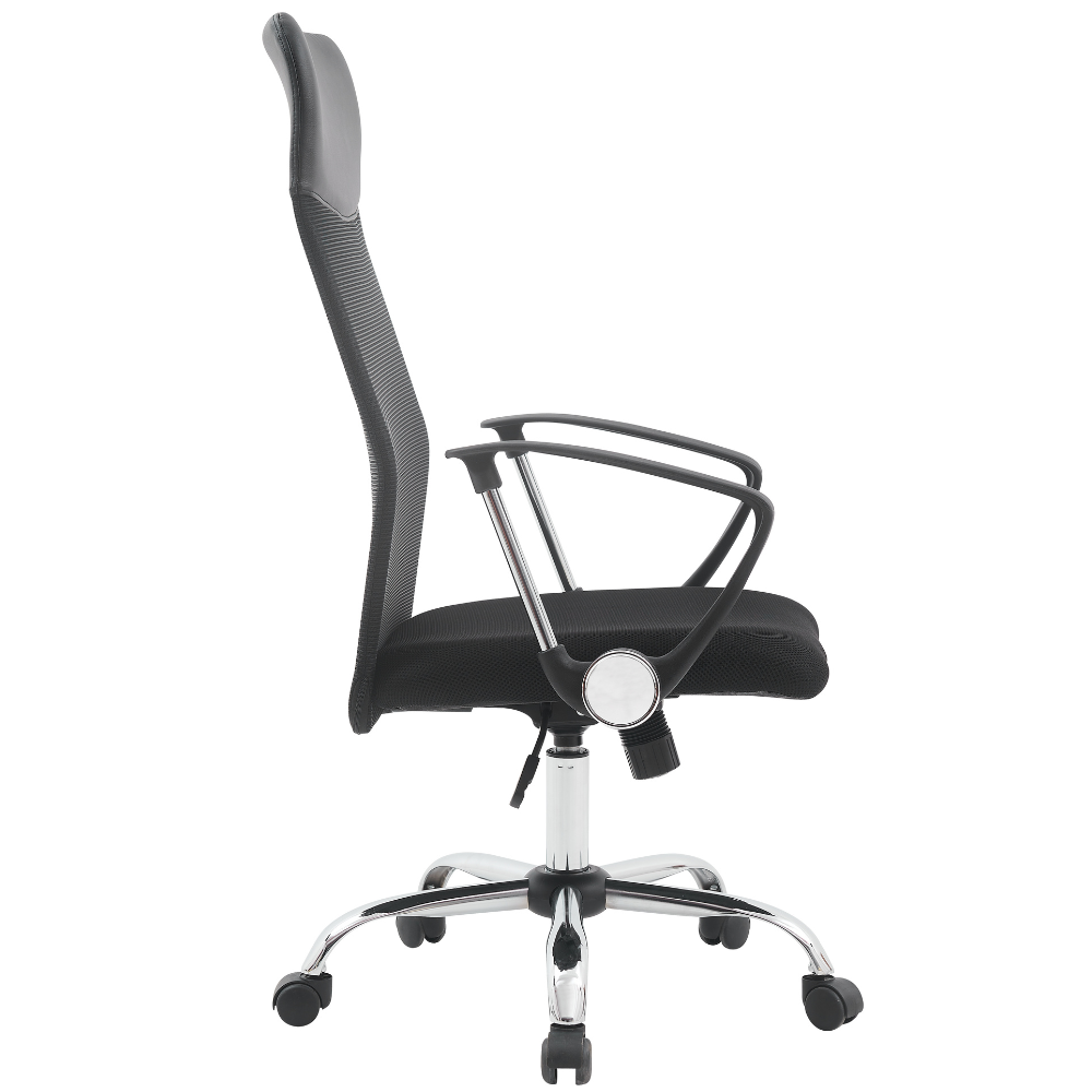 Sedia da ufficio nera con schienale in rete e base cromata con ruote.