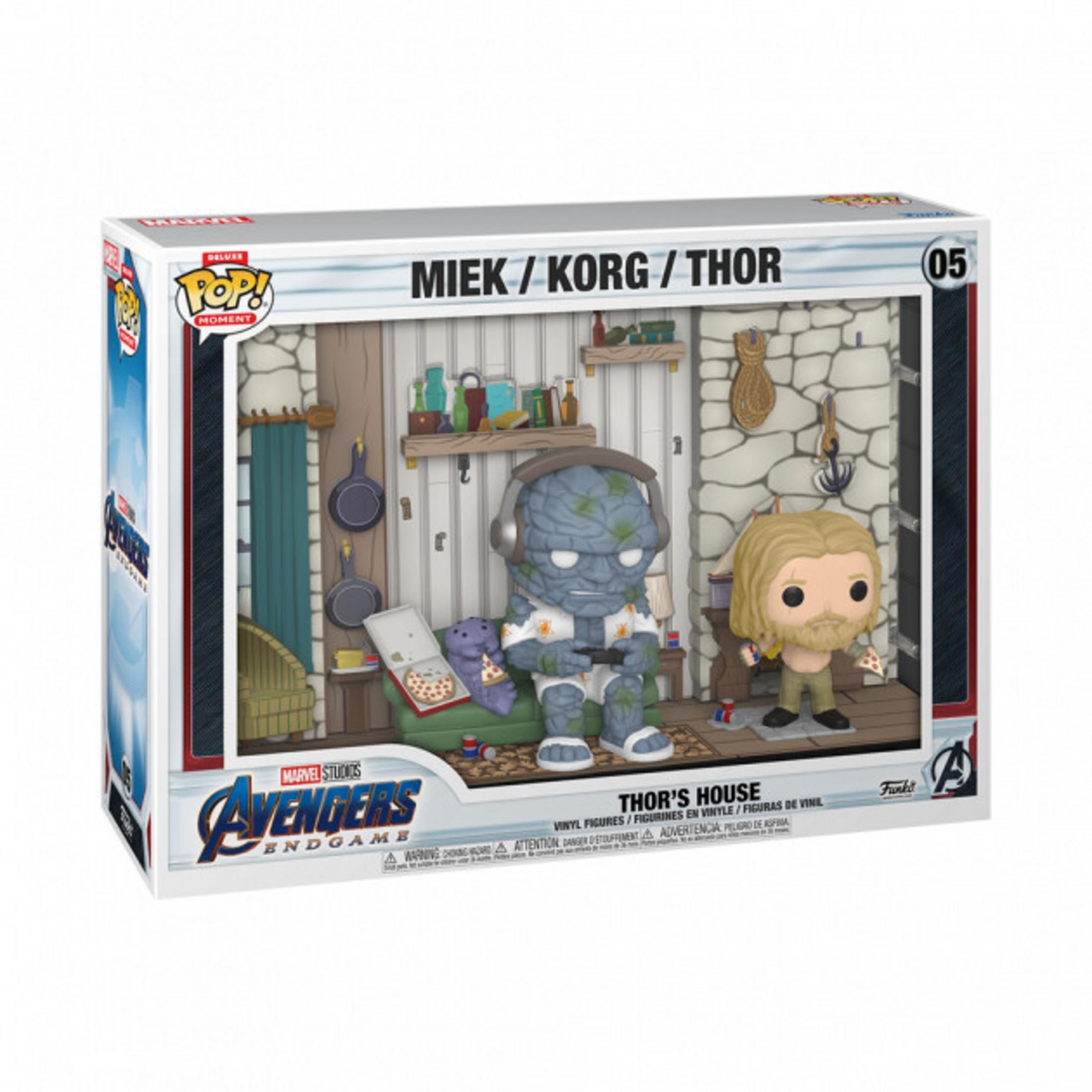 Funko Pop! "La Casa di Thor" raffigura Miek e Thor in una capanna. Miek è seduto su un divano con le cuffie.