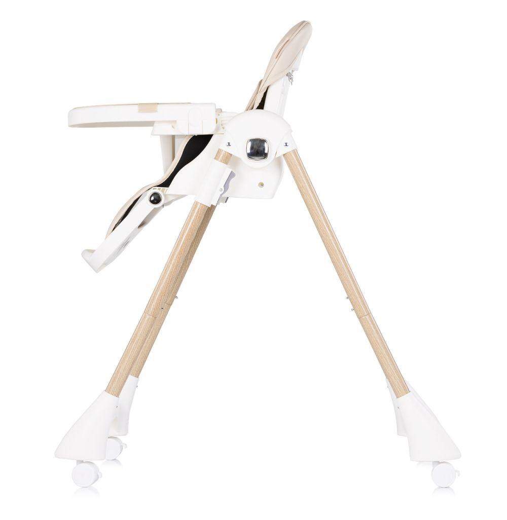 Ein heller Hochstuhl mit Holzbeinen und weißen Rädern, von der Seite gezeigt.