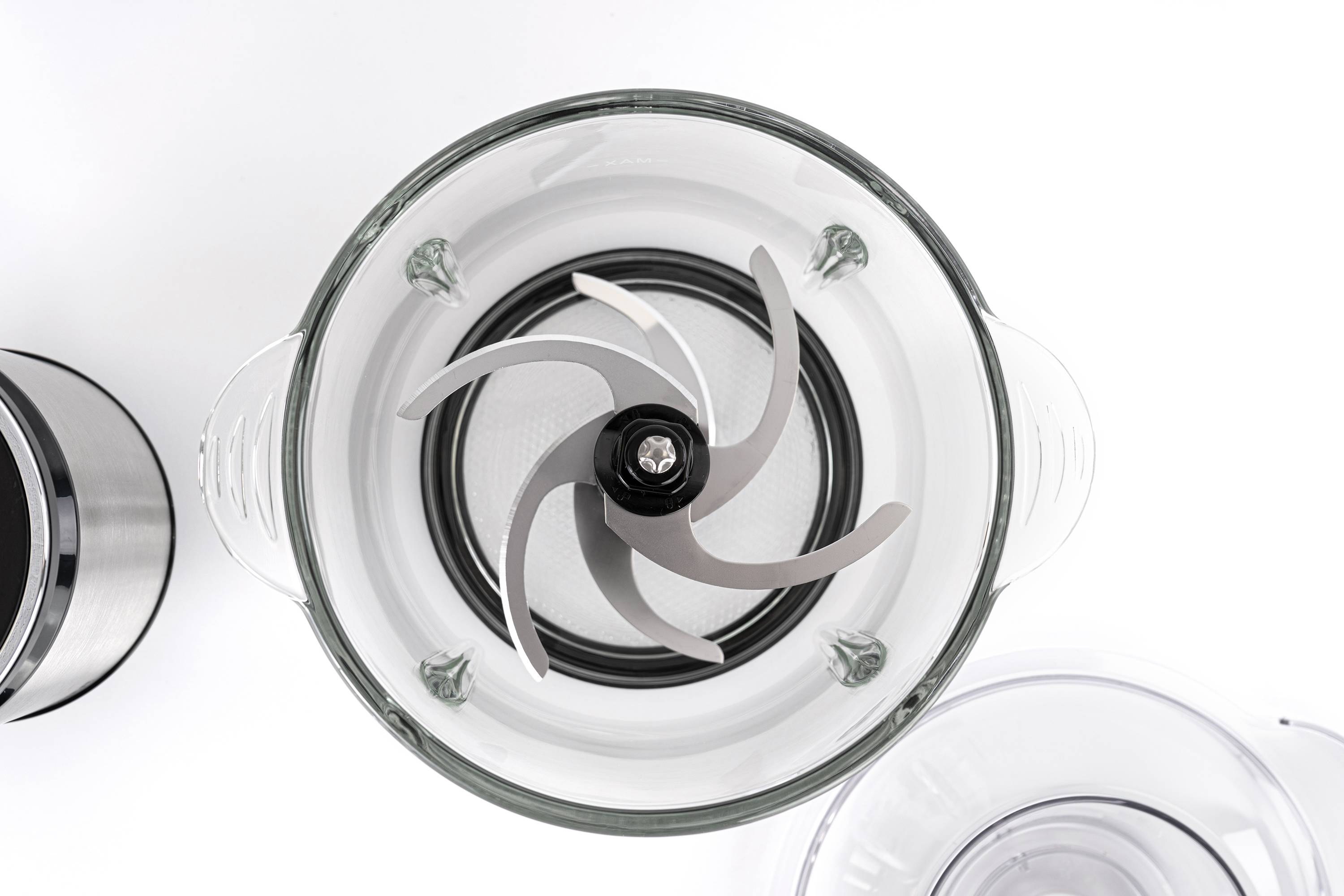 Nahaufnahme eines Glasbehälters mit Messern und einem Metallteil.