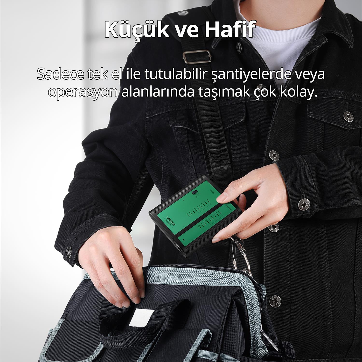 Bir kişi yeşil UGREEN cihazını çantaya koyuyor. Küçük ve hafiftir.