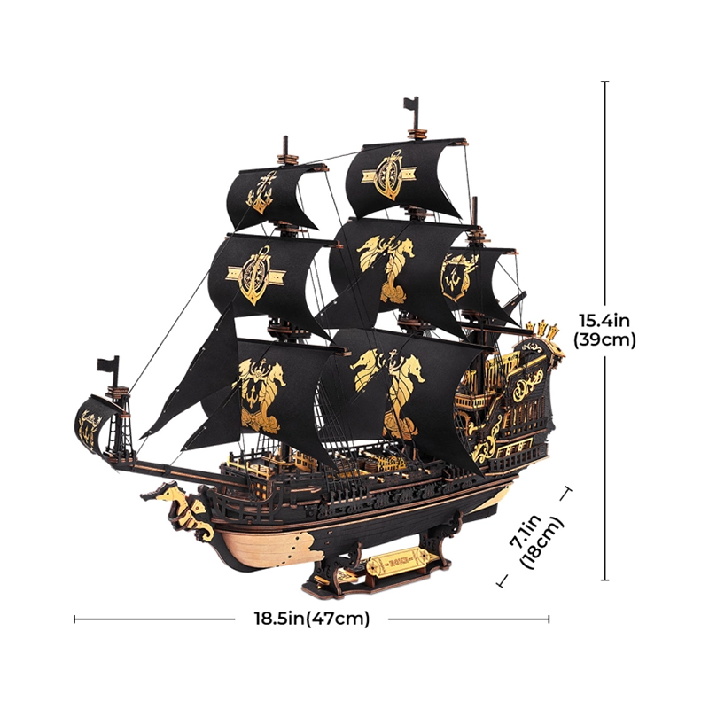 Un modèle détaillé en bois d'un navire pirate avec voiles noires et ornements dorés.
