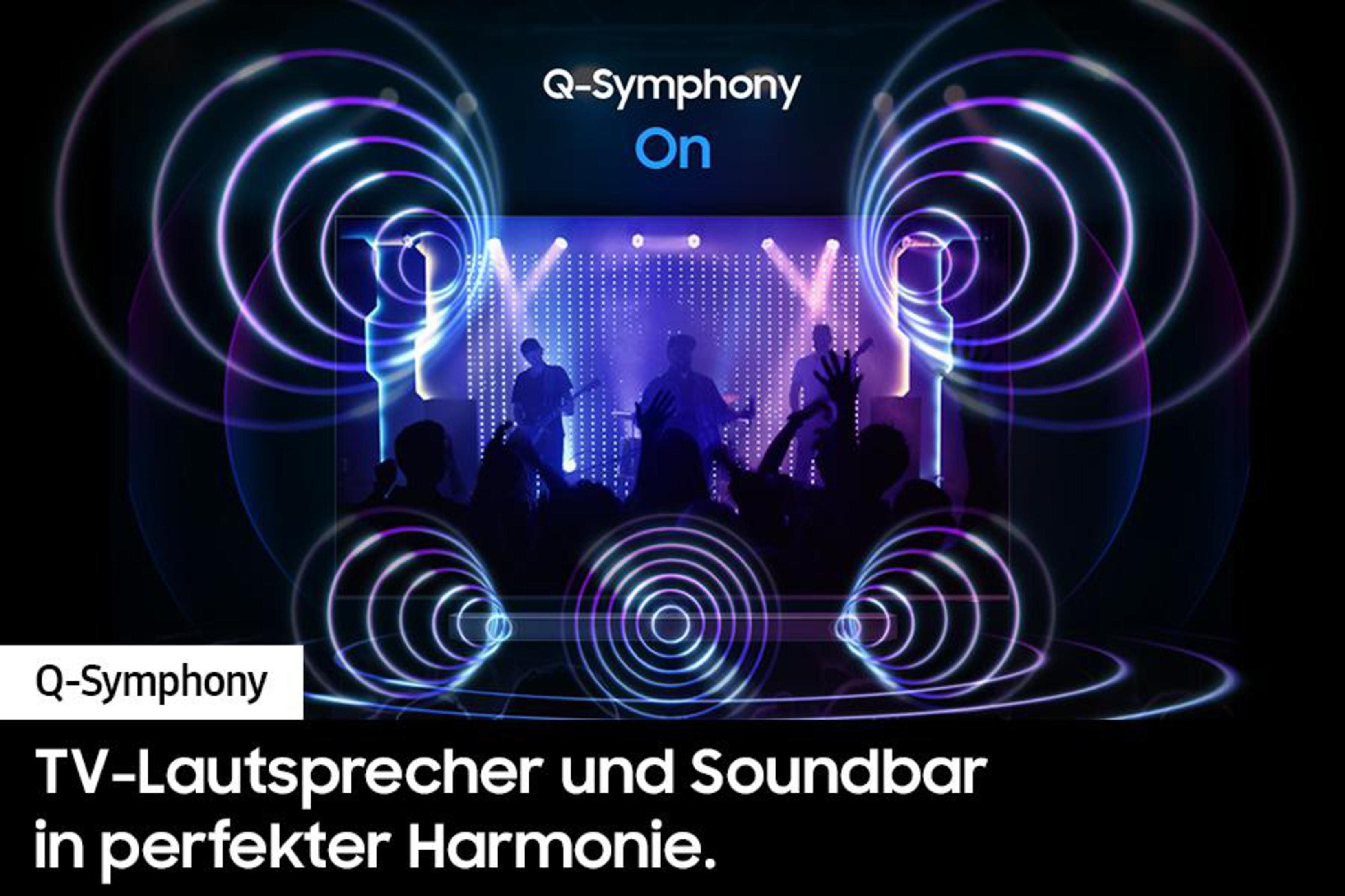 Bühne mit Musikern, Publikum und Wellenformen. Q-Symphony.