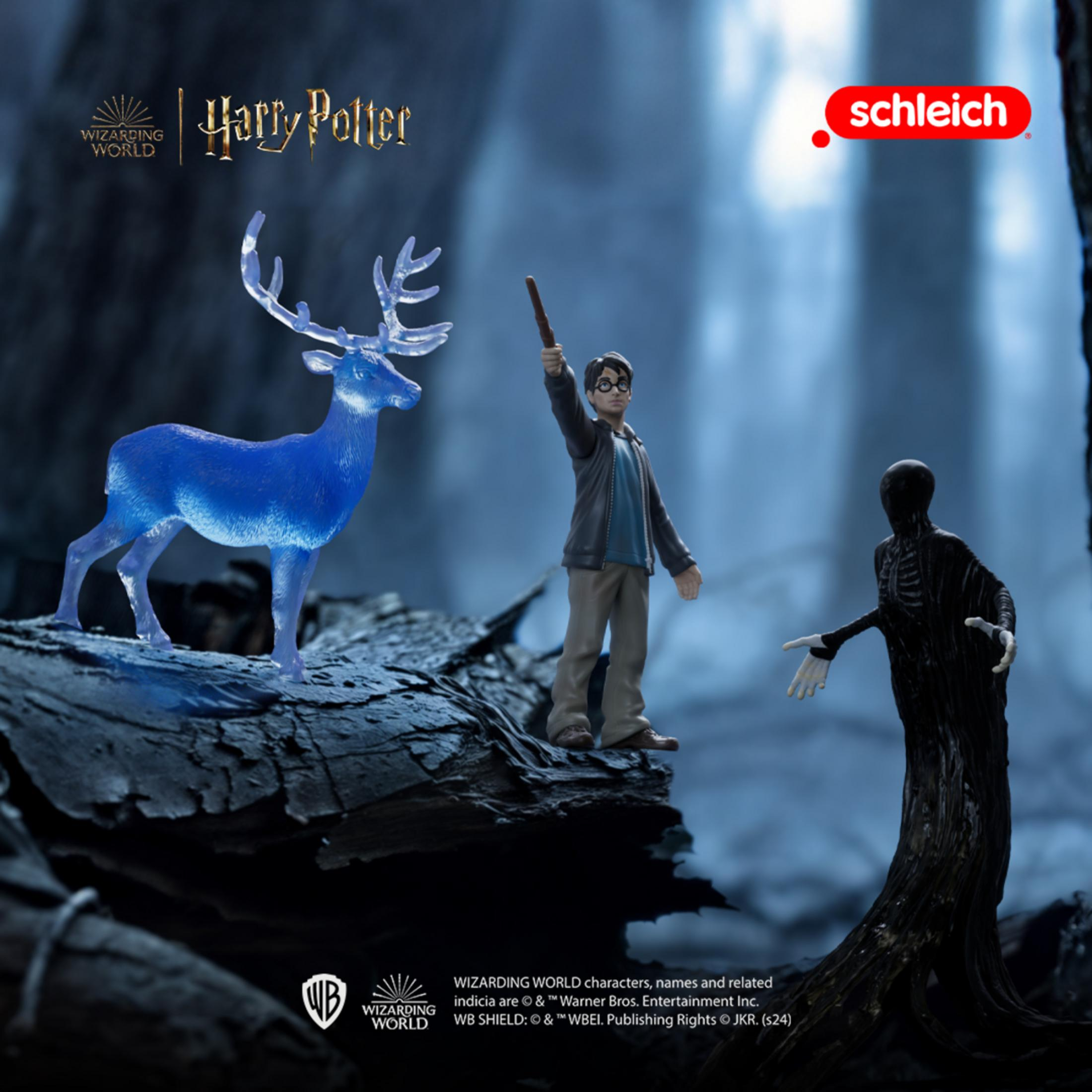Harry Potter con bacchetta, cervo e Dissennatore su un tronco nella foresta.