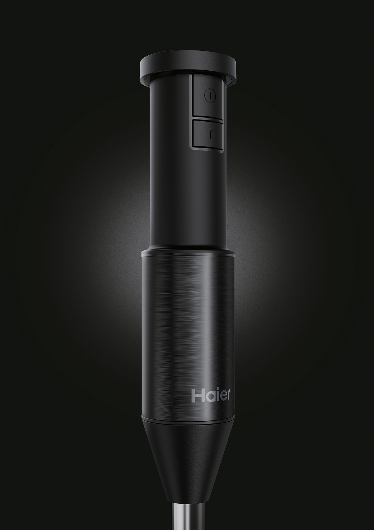 Schwarzer Stabmixer mit silbernem Logo und Tasten auf dunklem Hintergrund.