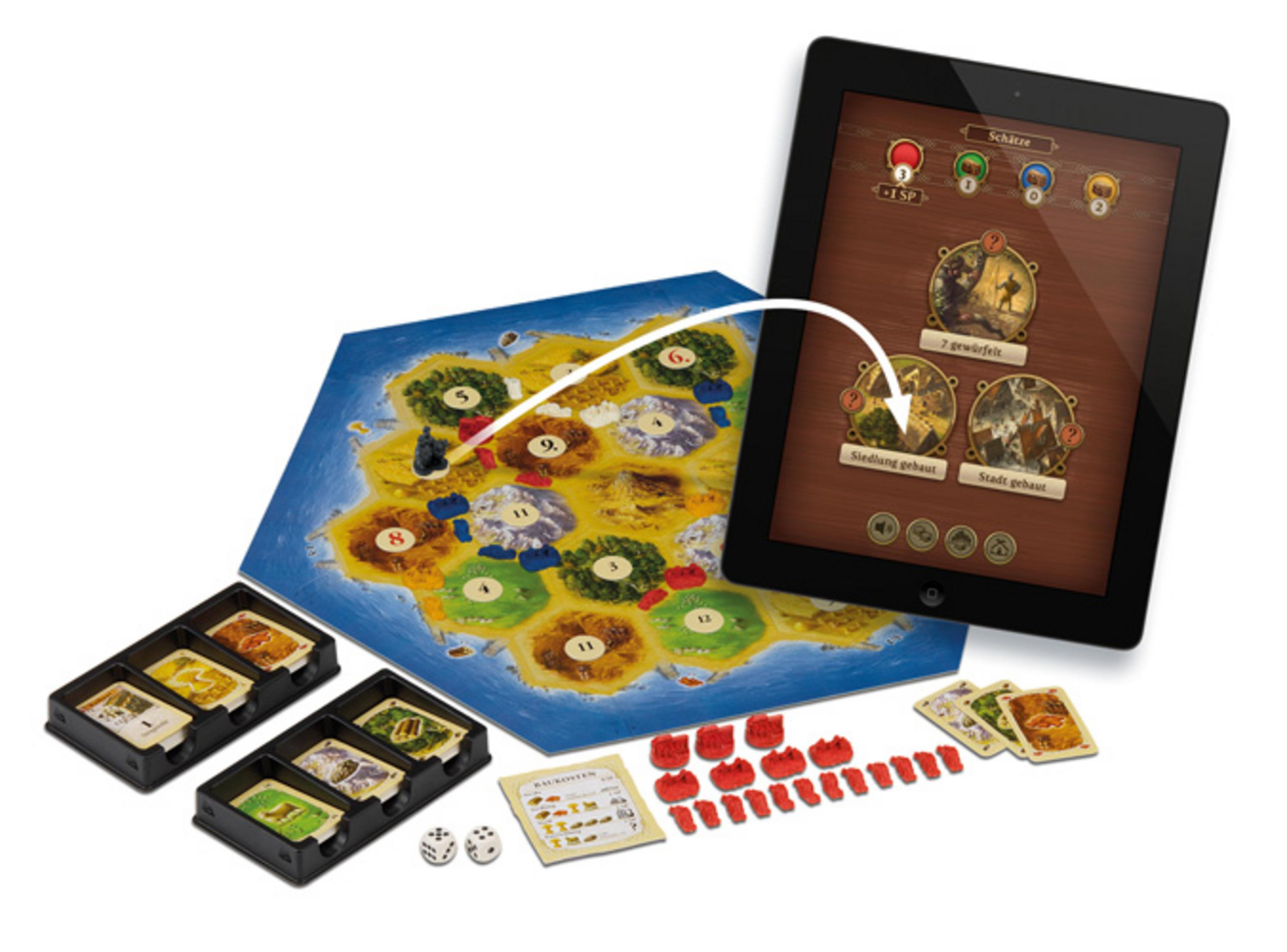 Brettspiel mit Tablet: Siedler-Spielbrett, Karten, Würfel und rote Spielfiguren.
