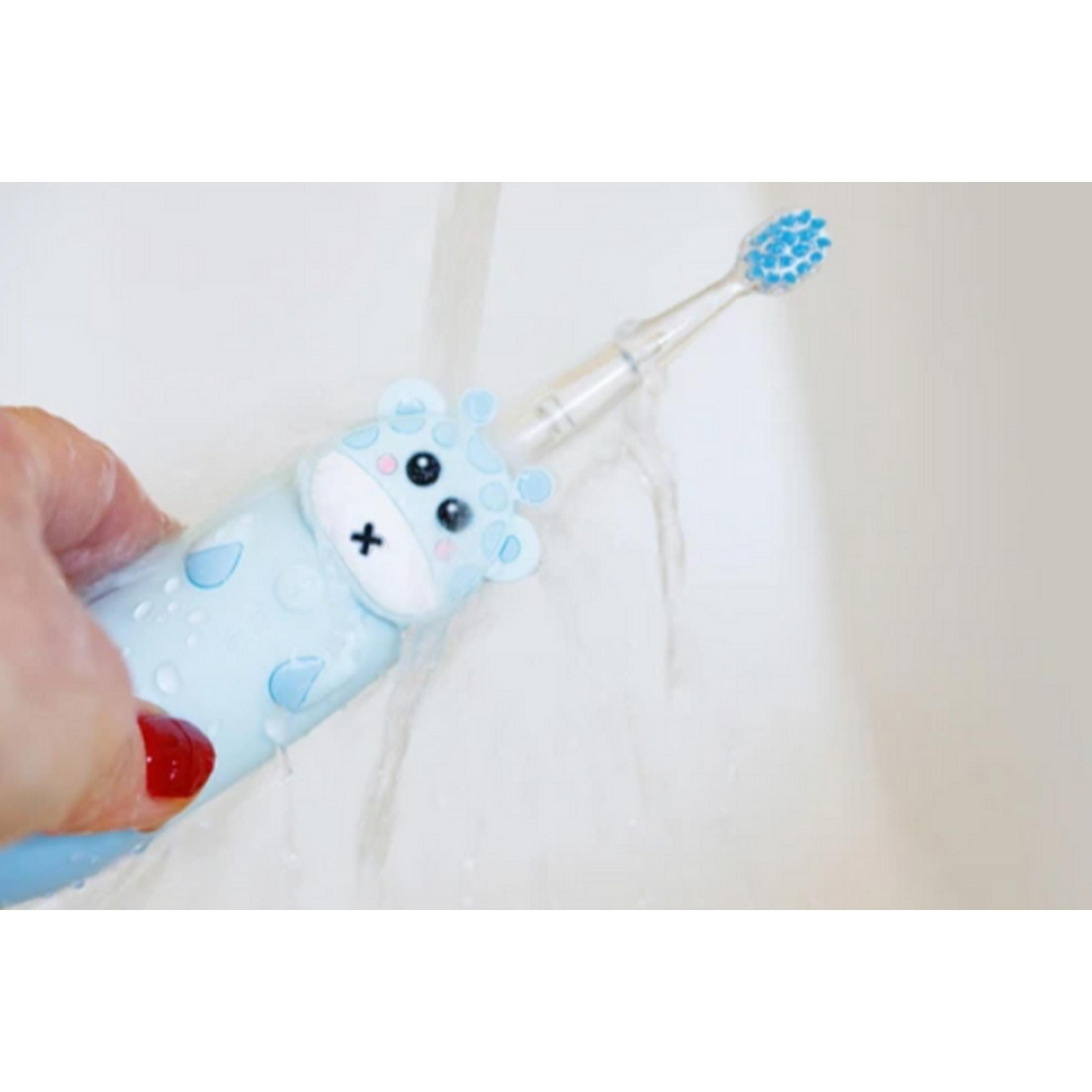 Uno spazzolino elettrico azzurro a forma di giraffa sotto l'acqua corrente.