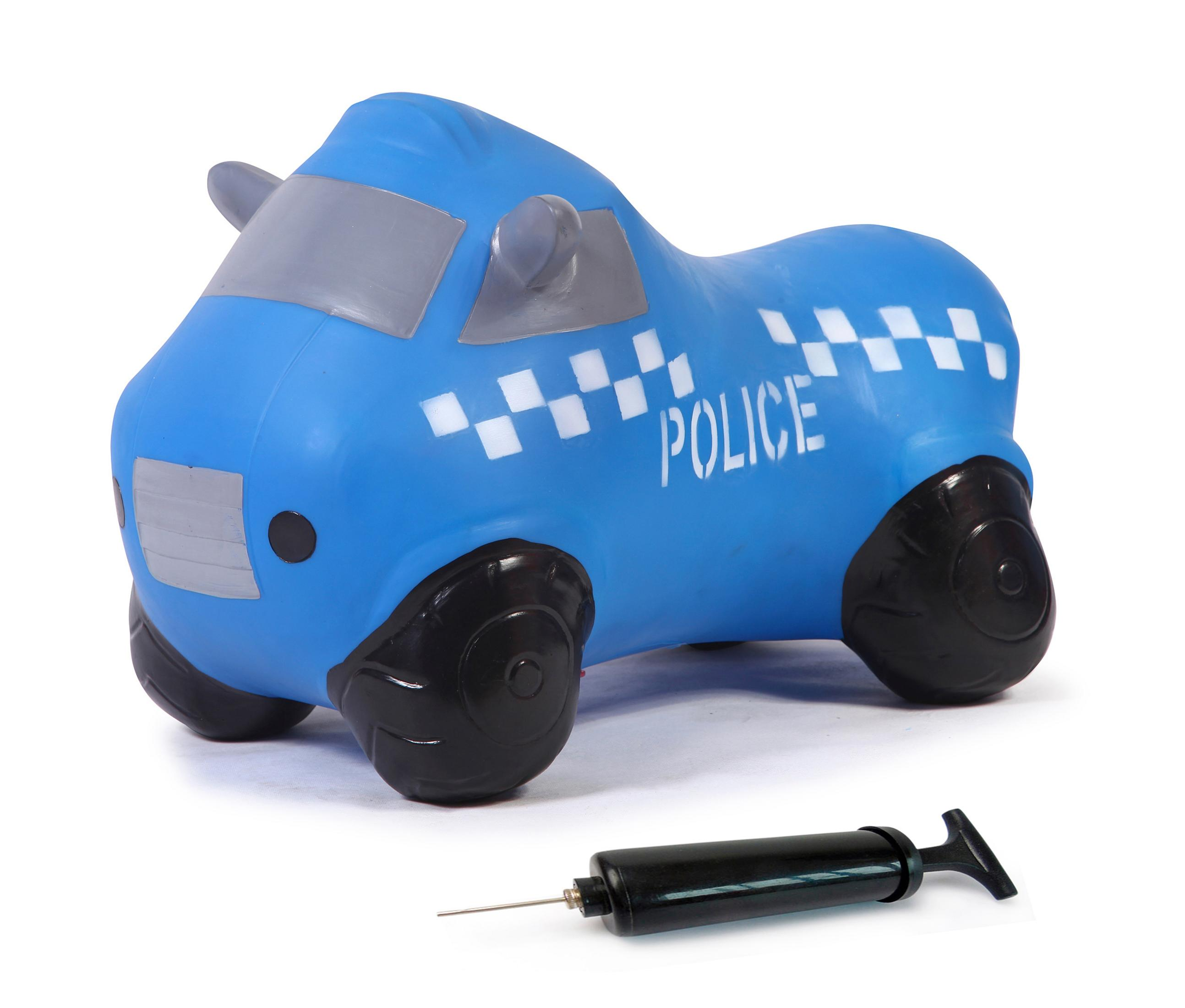 Blaues aufblasbares Polizeiauto mit kariertem Muster und Pumpe auf weißem Grund.