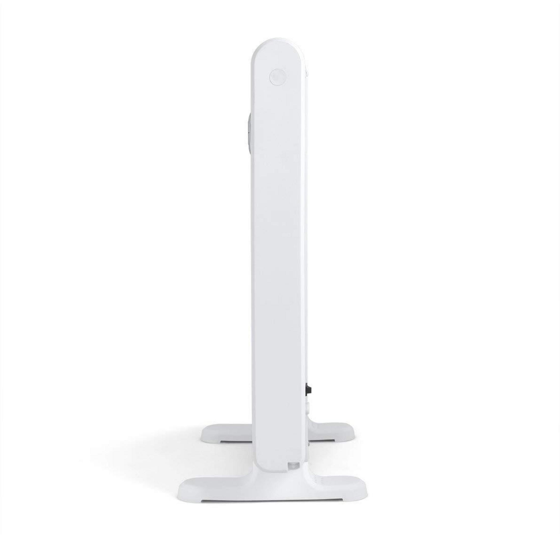 Un radiatore bianco con due piedi su sfondo bianco.