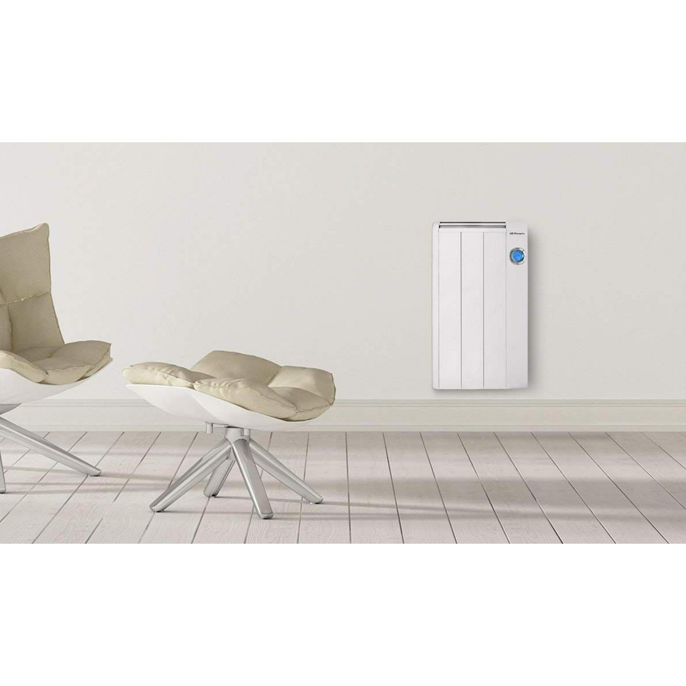 Un radiatore elettrico bianco con display blu su muro bianco.