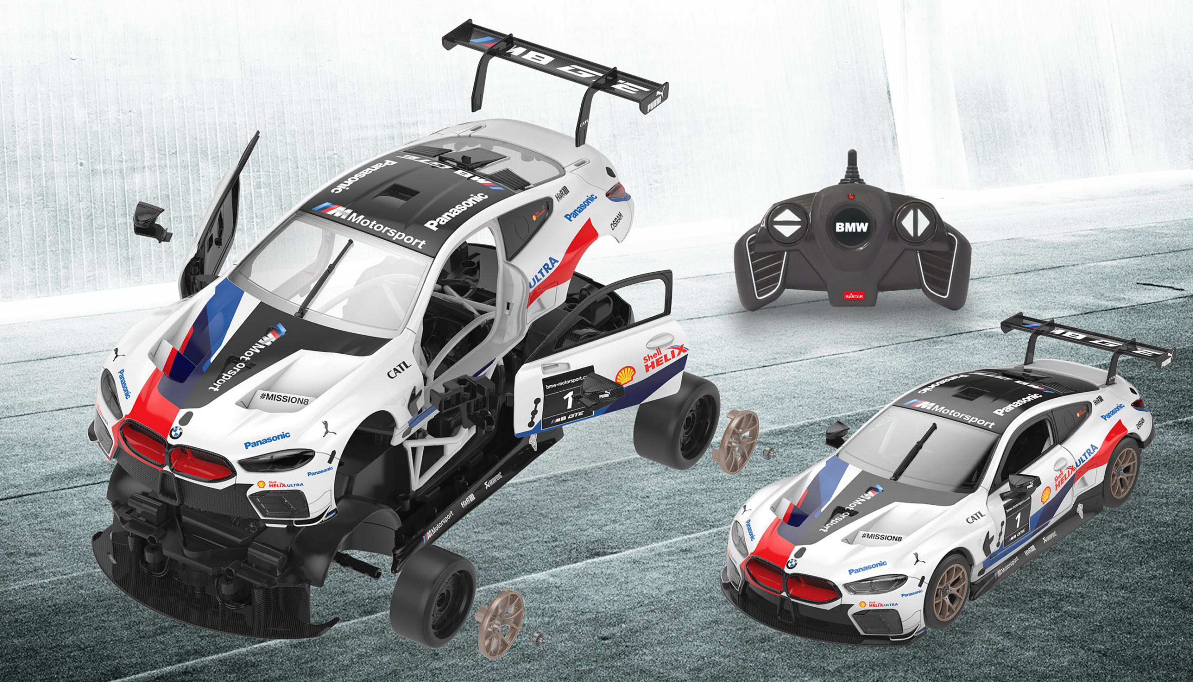 Ein zerlegtes BMW M8 GTE Rennauto mit Fernbedienung und Ersatzteilen.