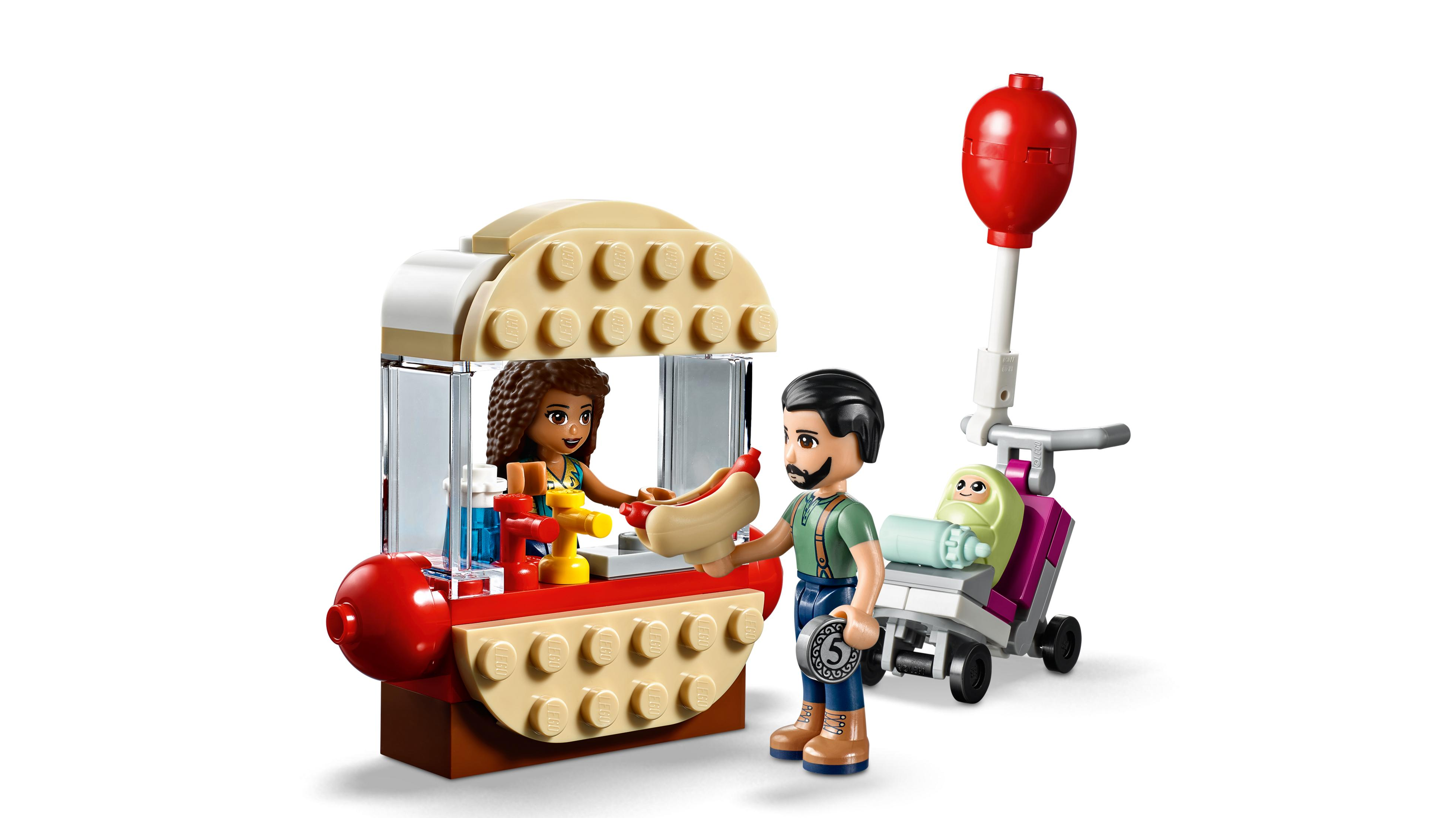 Personaggi Lego a uno stand di hot dog con un passeggino con un bambino.
