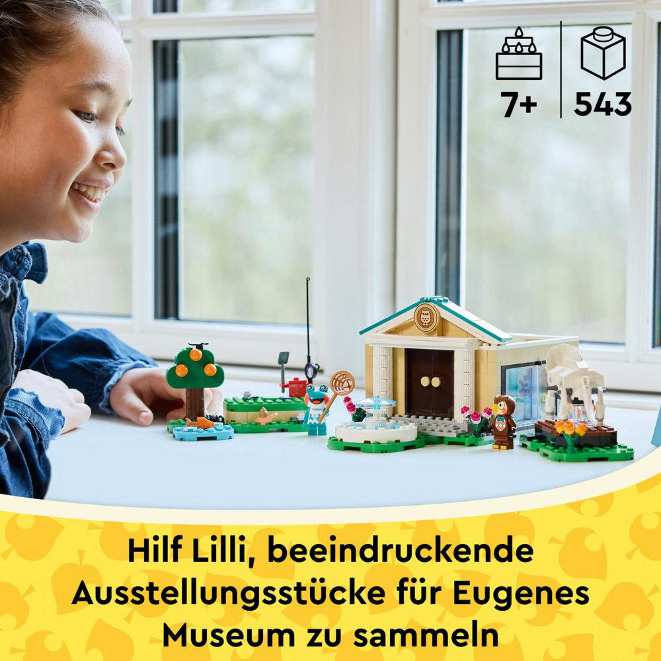 Una bambina gioca con modelli Lego: una casa sull'albero, un museo e figure.