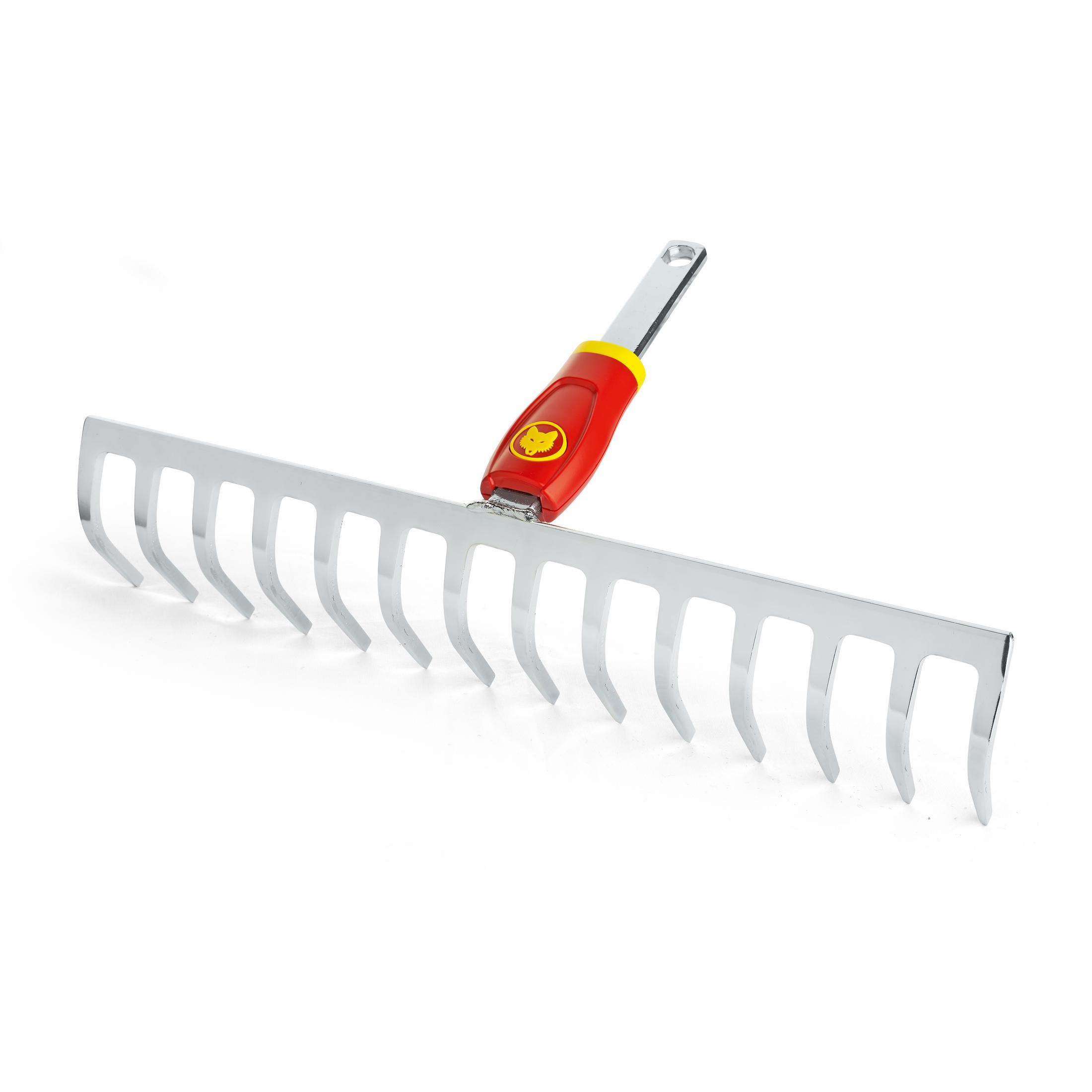 Ein metallrechen mit rotem Griff, der auf weißem Hintergrund isoliert ist.