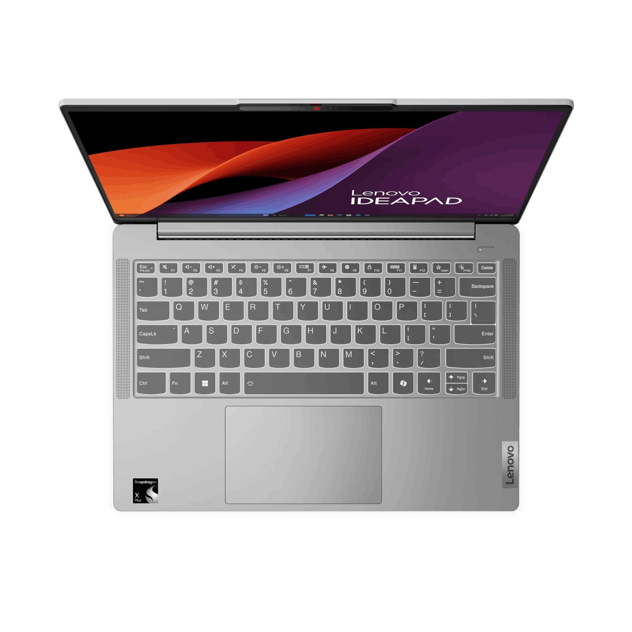 Un portátil Lenovo Ideapad plateado con pegatina Snapdragon X Plus está abierto.