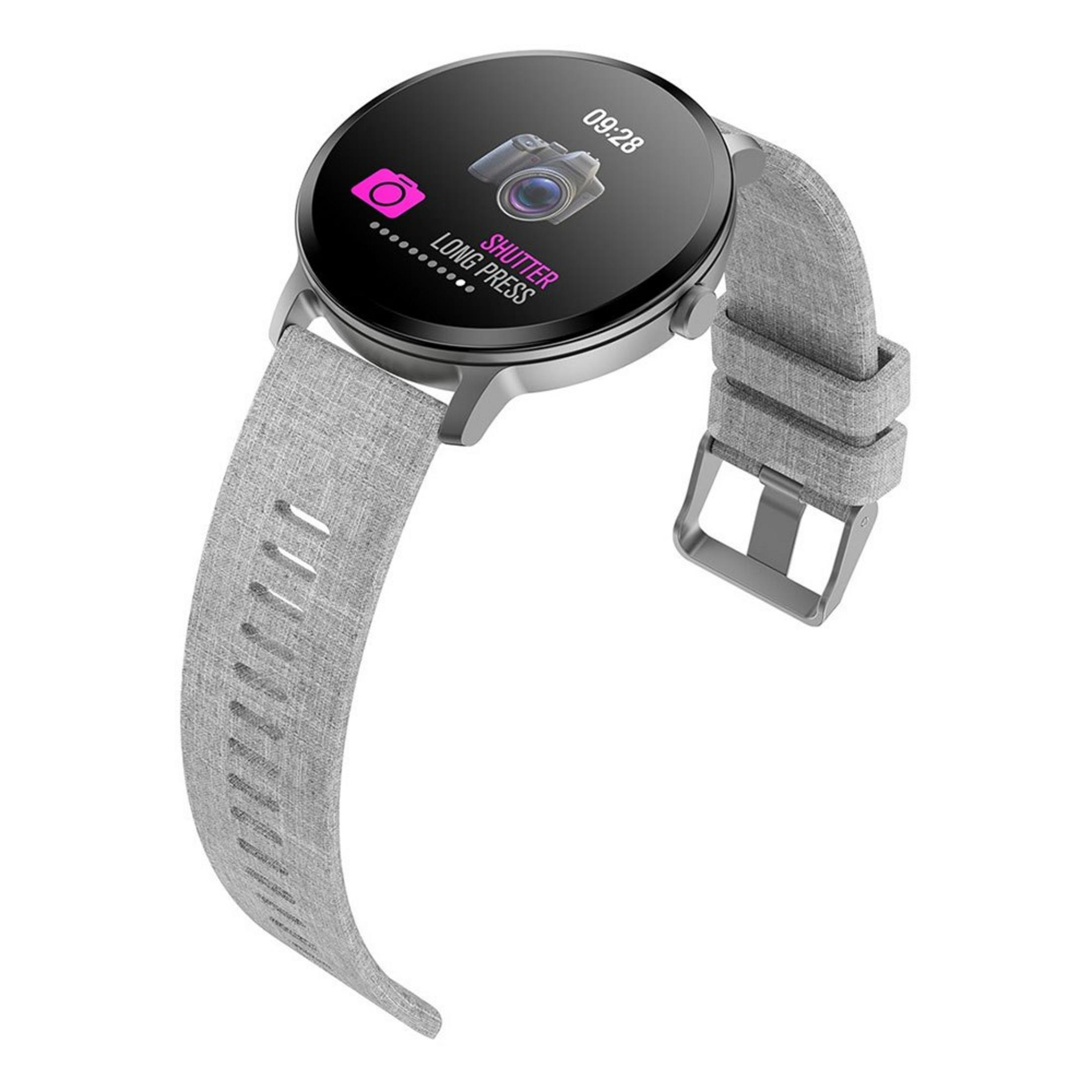 Uno smartwatch grigio con icona fotocamera e testo 'SHUTTER LONG PRESS' sullo schermo.