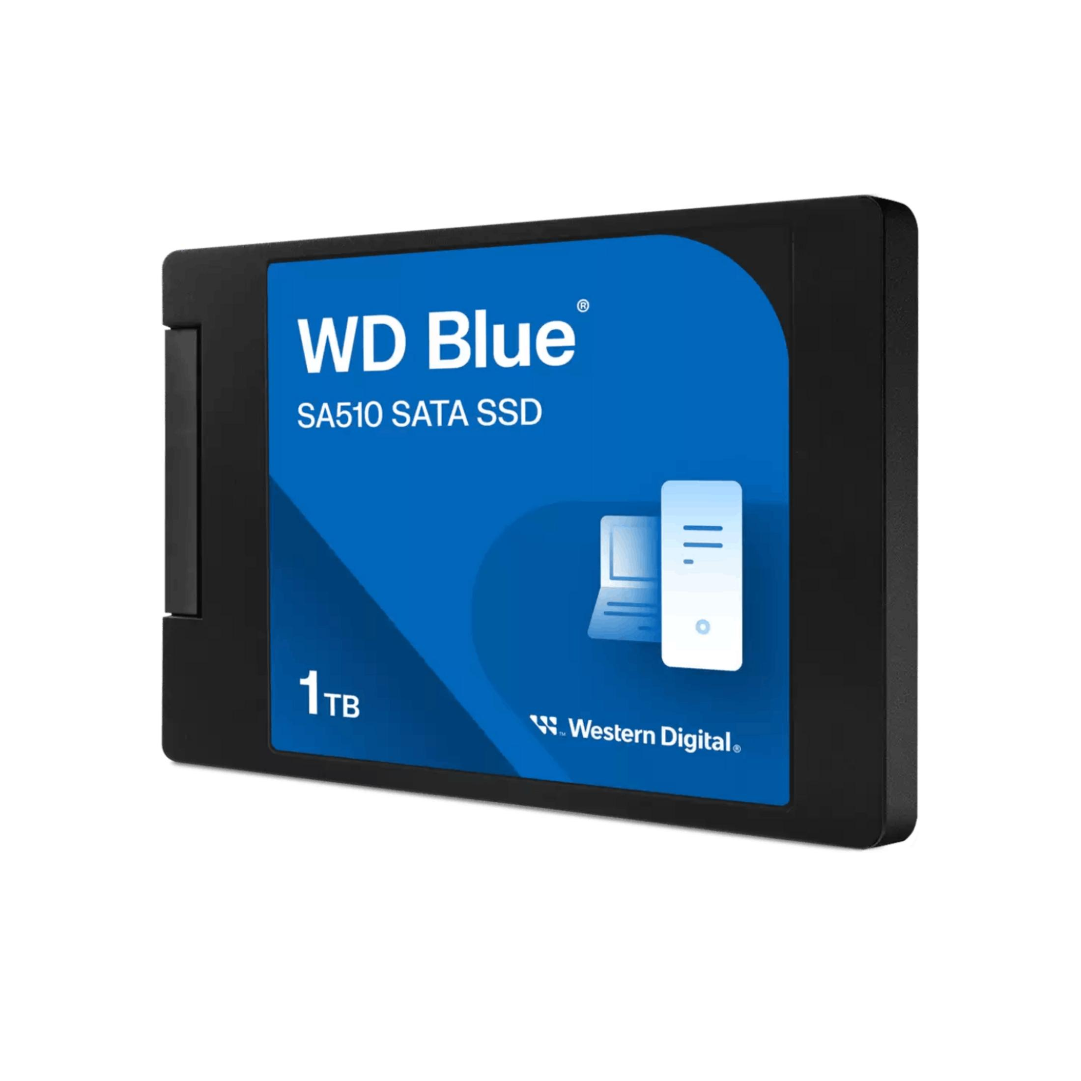 Eine 1TB WD Blue SA510 SATA SSD mit blauem Etikett und Weste