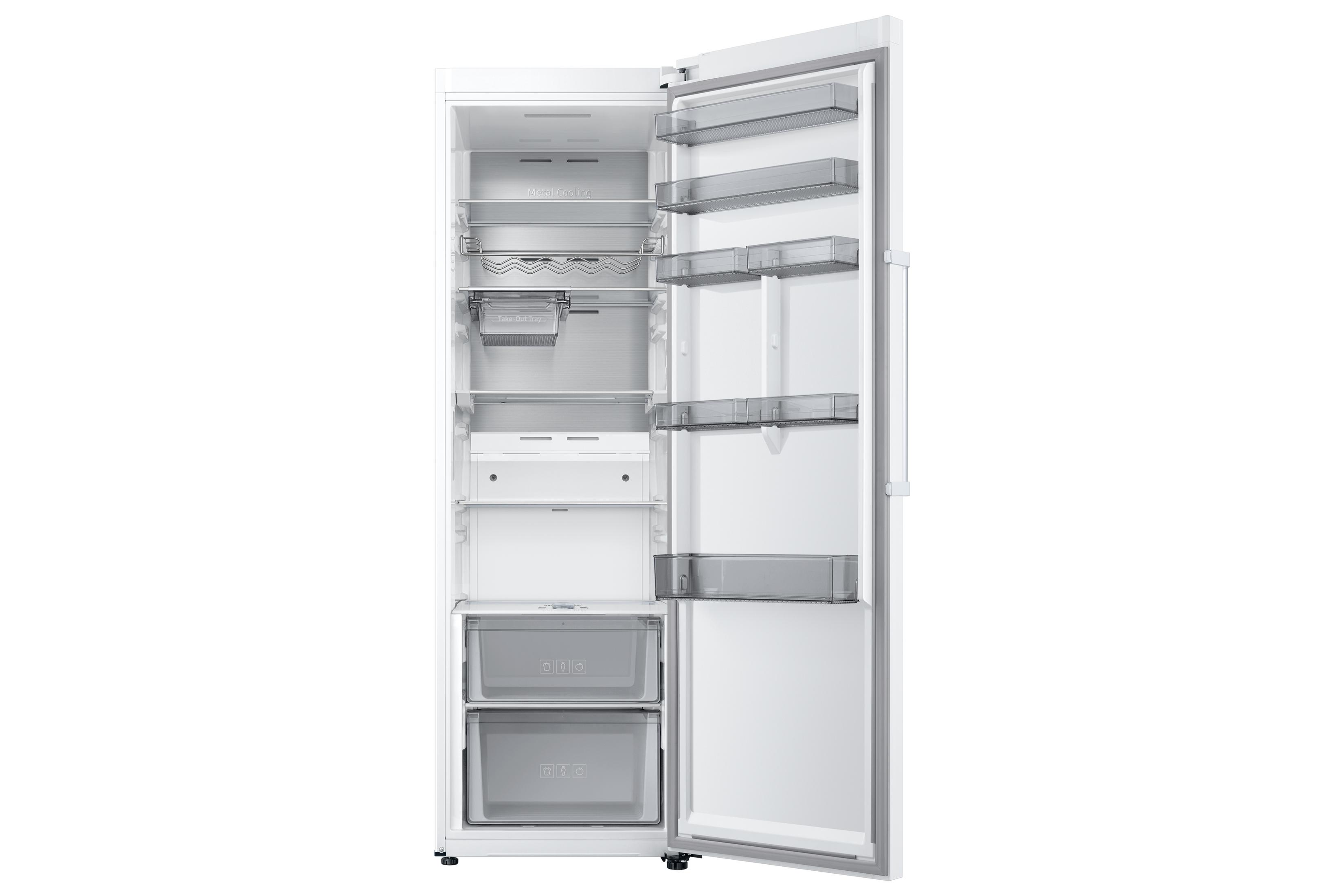 Un refrigerador blanco con la puerta abierta, mostrando estantes y cajones.