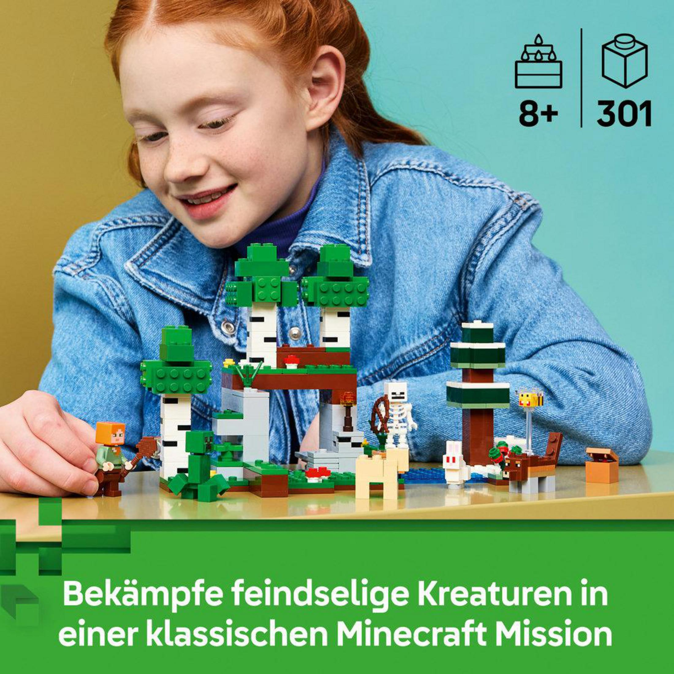 Una niña construye un set de LEGO de Minecraft con figuras y árboles.