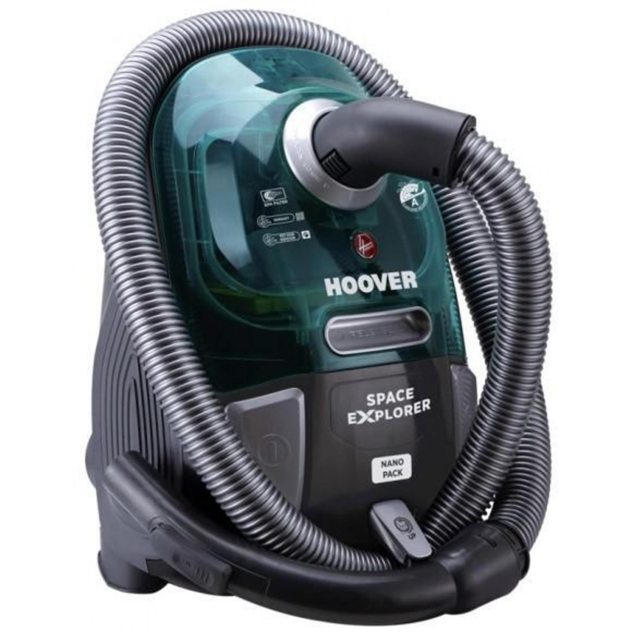 Een groene Hoover stofzuiger met slang en labels.