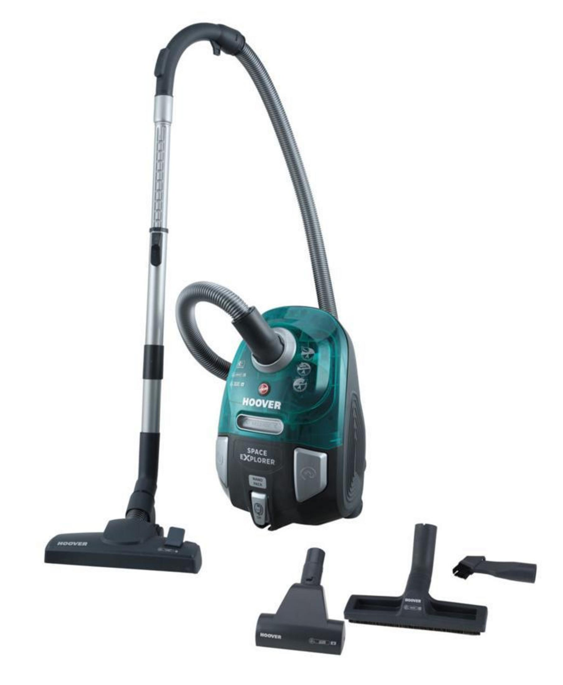 Een turkooizen Hoover stofzuiger met zilveren slang en accessoires.