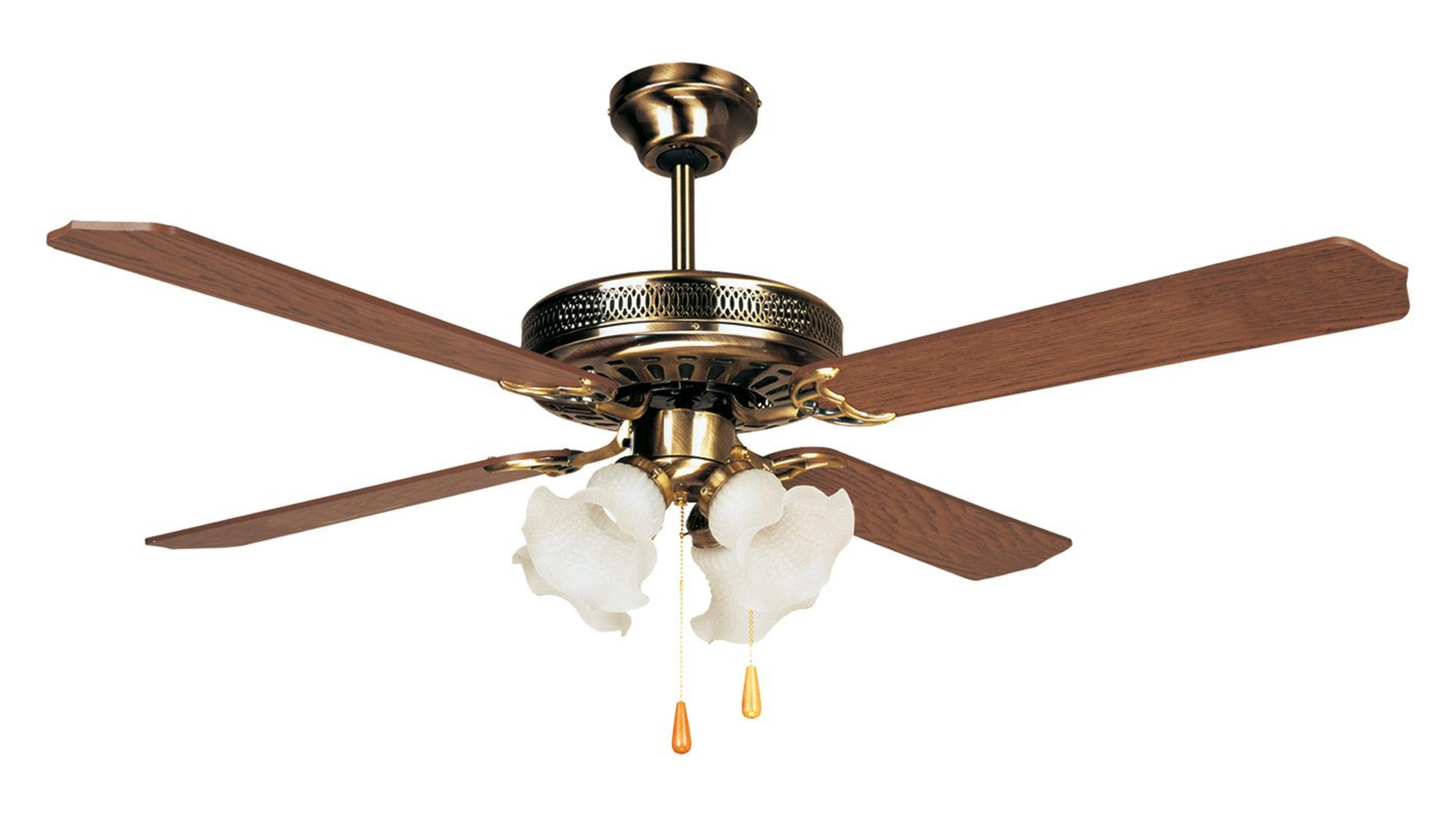 Un ventilatore da soffitto in ottone con quattro pale in legno e luci a globo in vetro bianco.