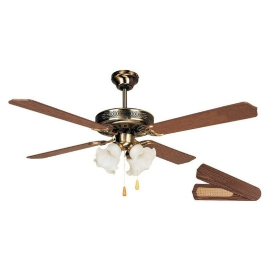 Un ventilatore da soffitto in ottone con cinque pale in legno e due luci in vetro.