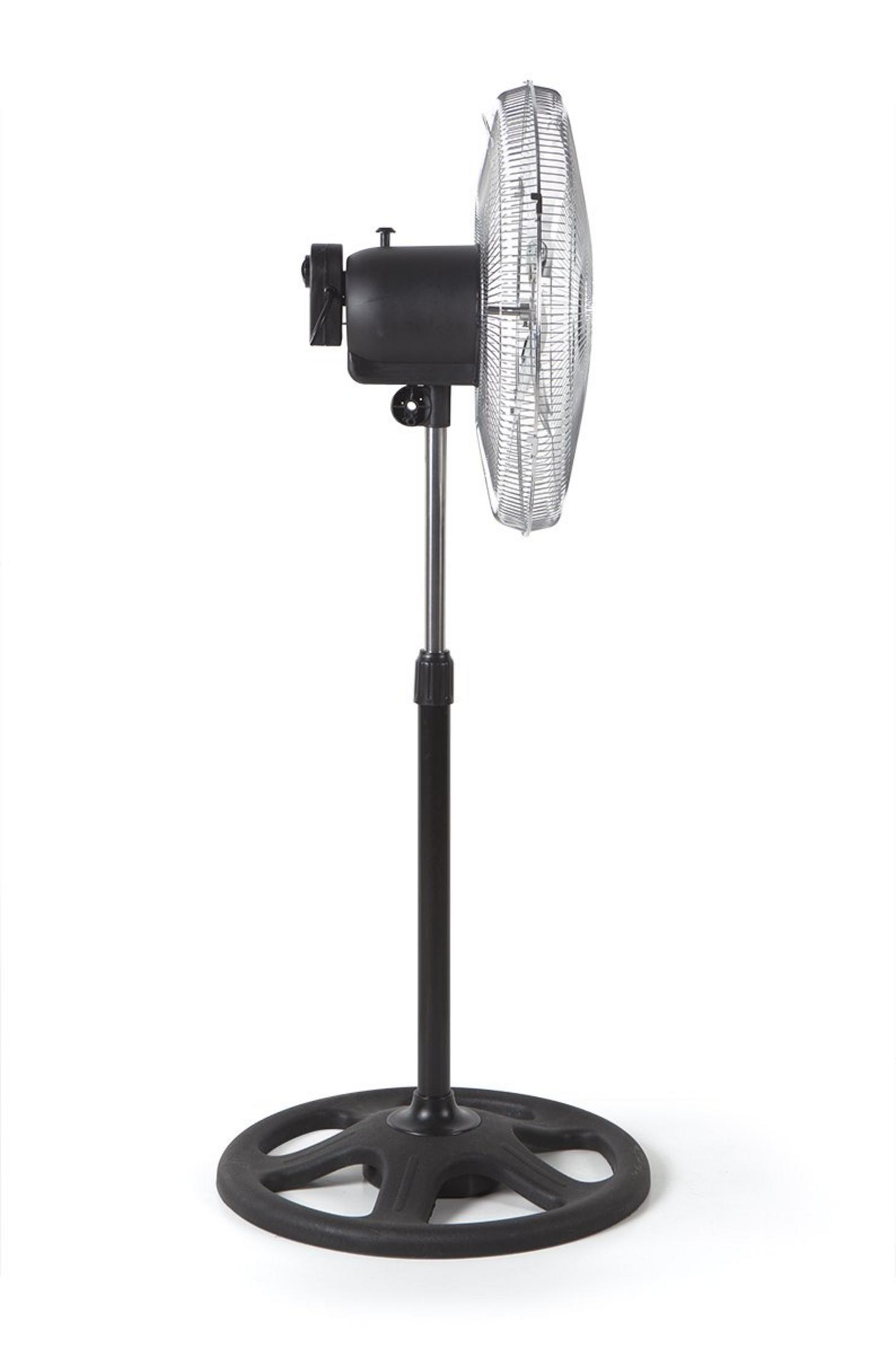 Un ventilatore a piantana nero con pale in metallo argentato su sfondo bianco.