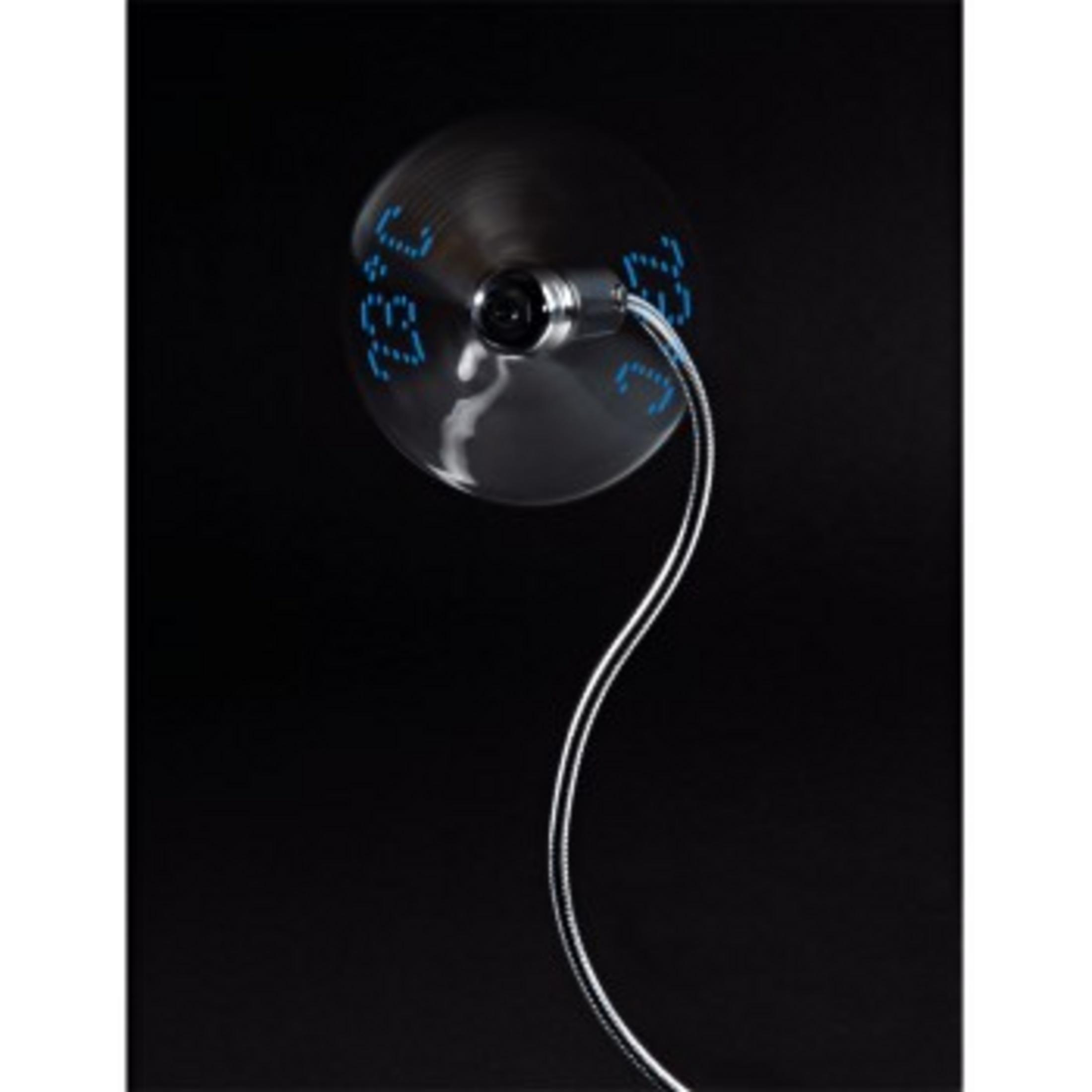 Ein USB-Ventilator mit blauen LED-Zahlen, der auf einem schwarzen Hintergrund steht.
