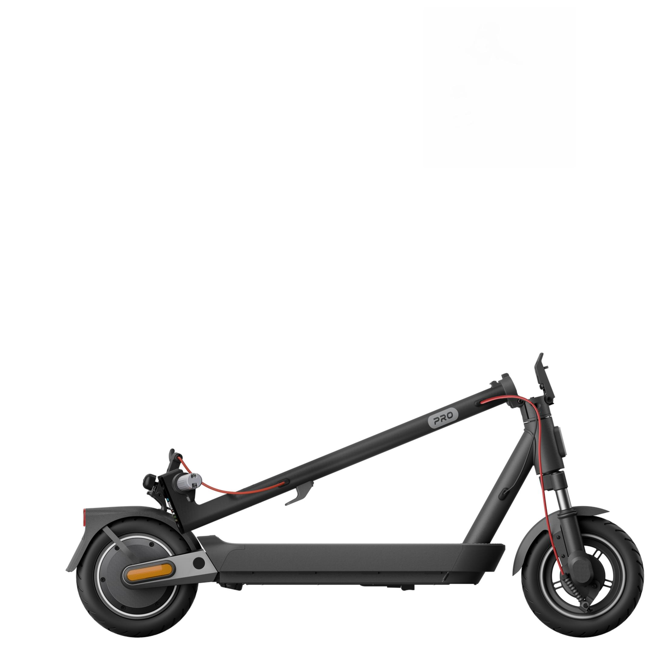Un monopattino elettrico nero con accenti rossi, visto di profilo su sfondo bianco.