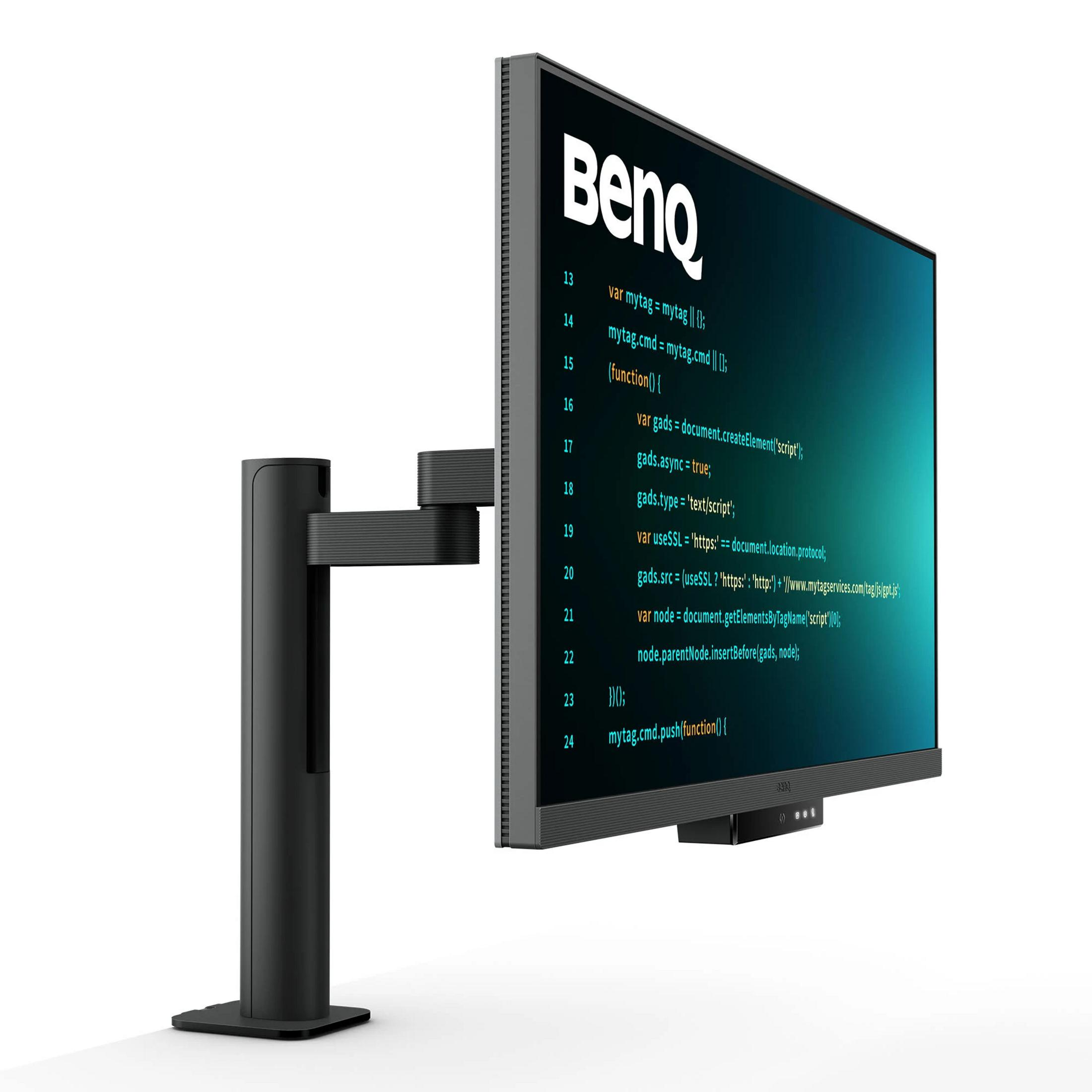 Ein BenQ Monitor mit Code auf dem Bildschirm und einem schwarzen Arm.