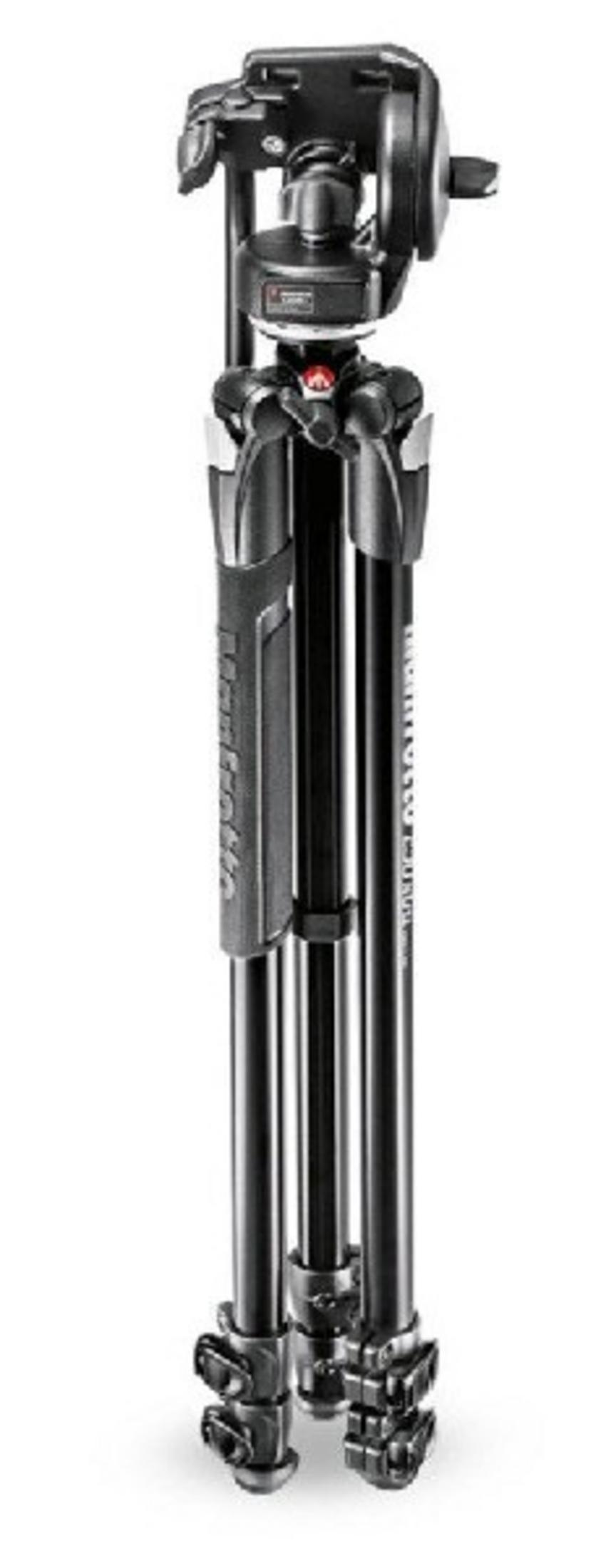 Un treppiede Manfrotto nero con accenti argentati e leve di bloccaggio.